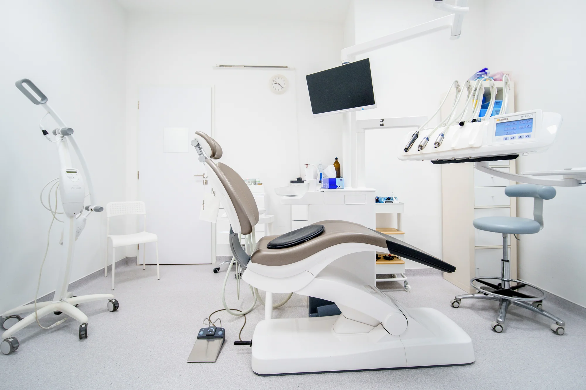 Ordinační bělení zubů LED lampou Philips Zoom s možností dentální hygieny