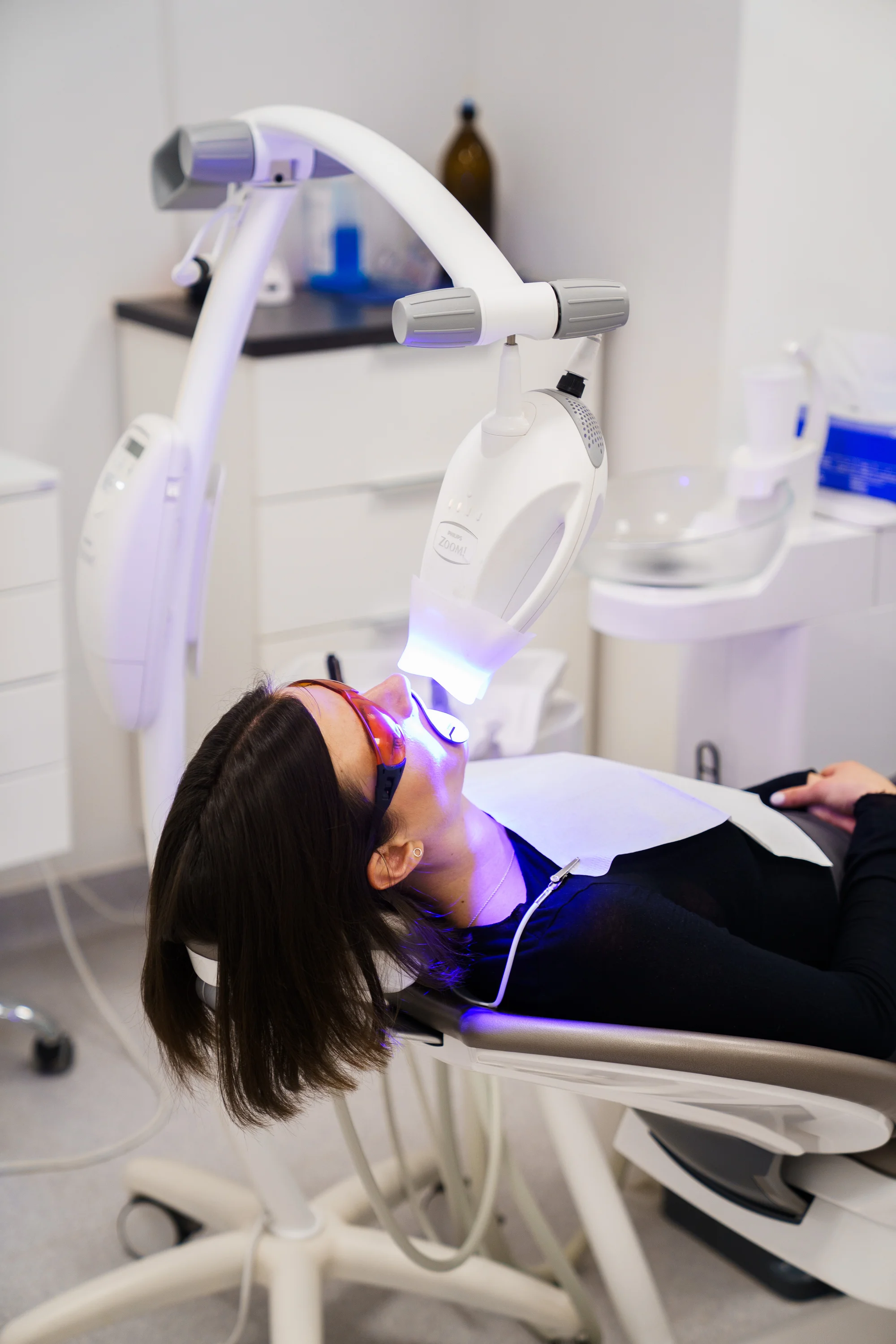 Ordinační bělení zubů LED lampou Philips Zoom s možností dentální hygieny