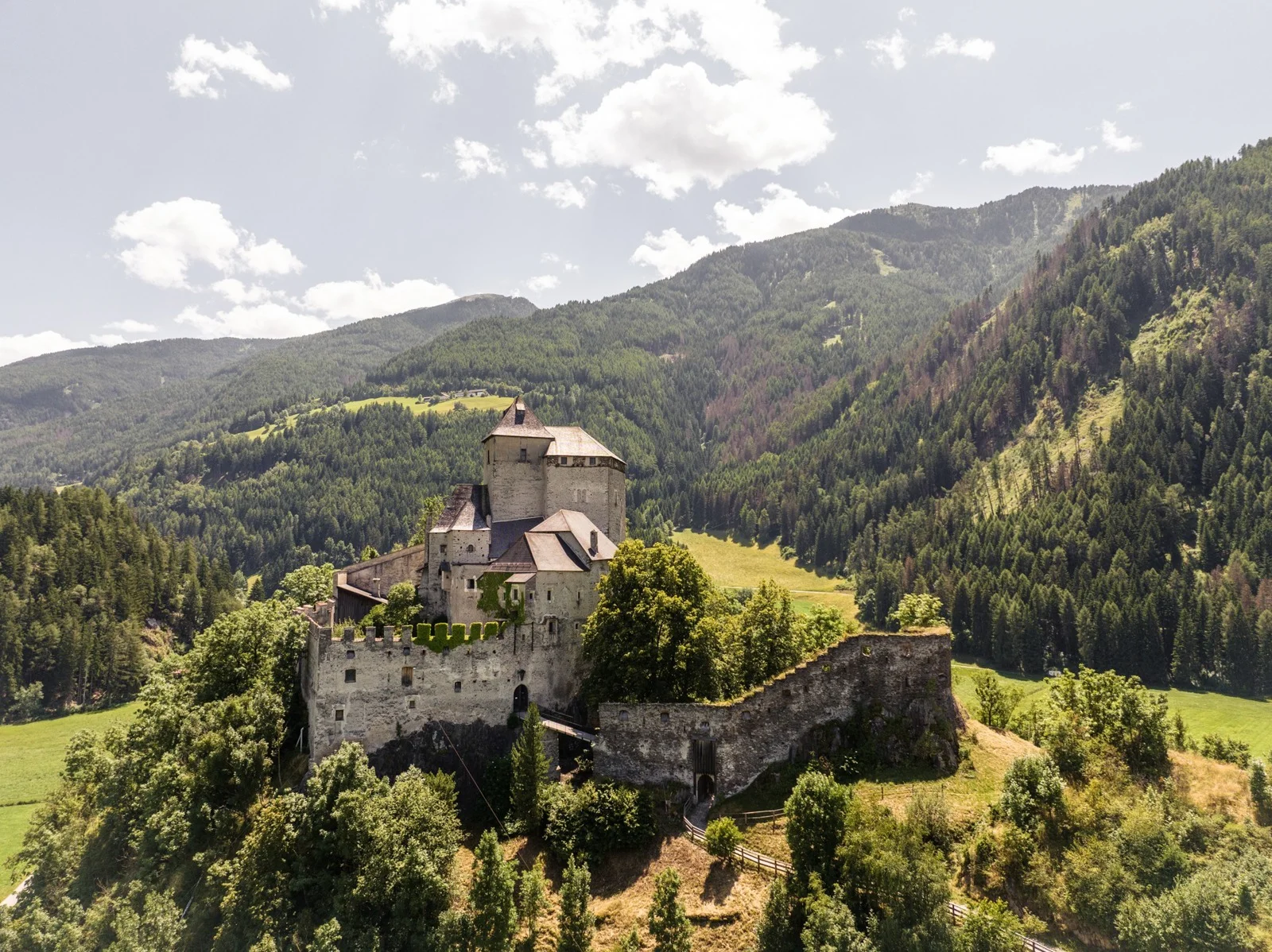 Italské Alpy: 4* hotel v srdci Vipitena s nádherným wellness a polopenzí, karta výhod