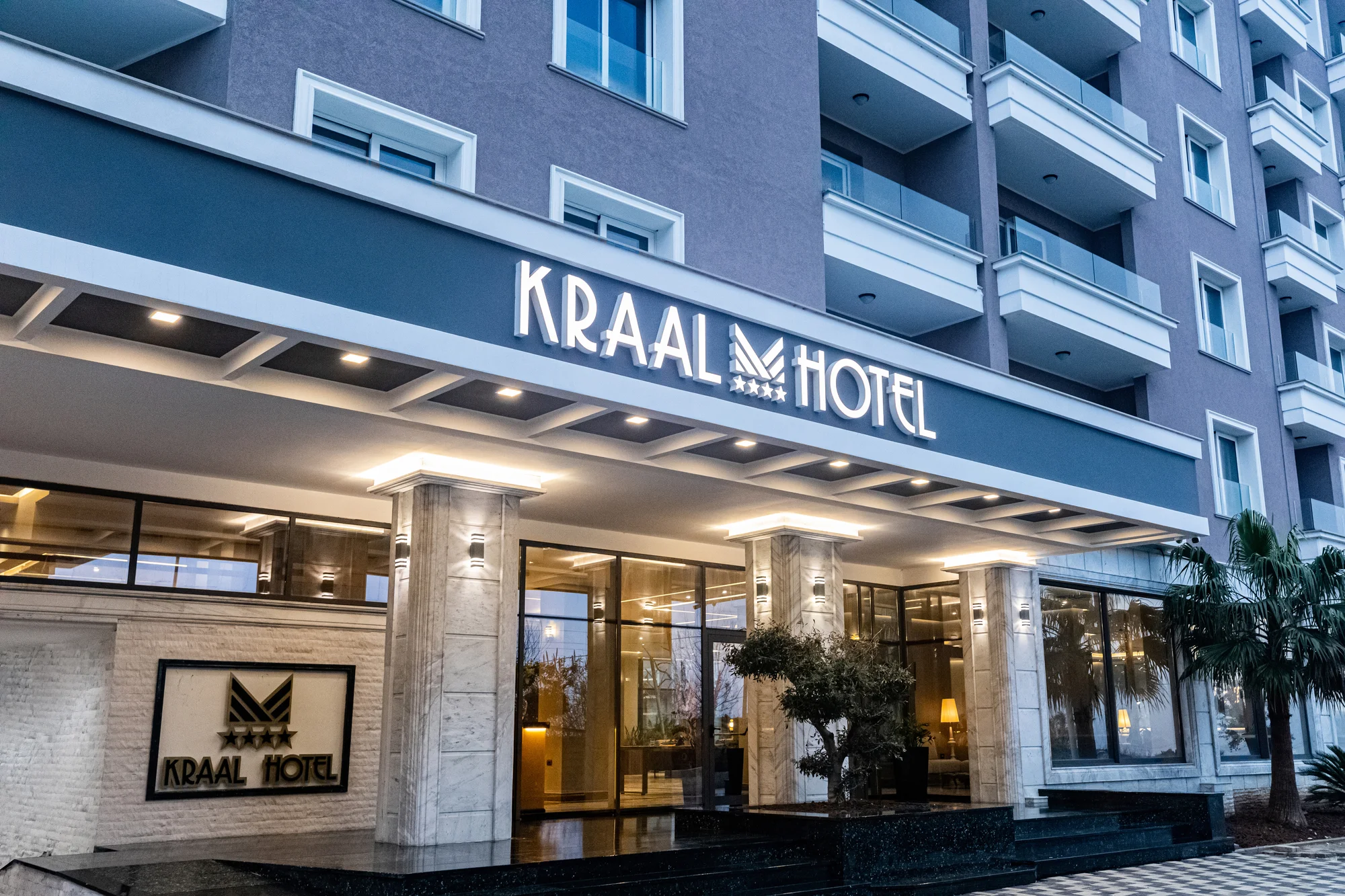 Pohoda v Albánii přímo u moře: 4* hotel s venkovním bazénem, snídaně či polopenze