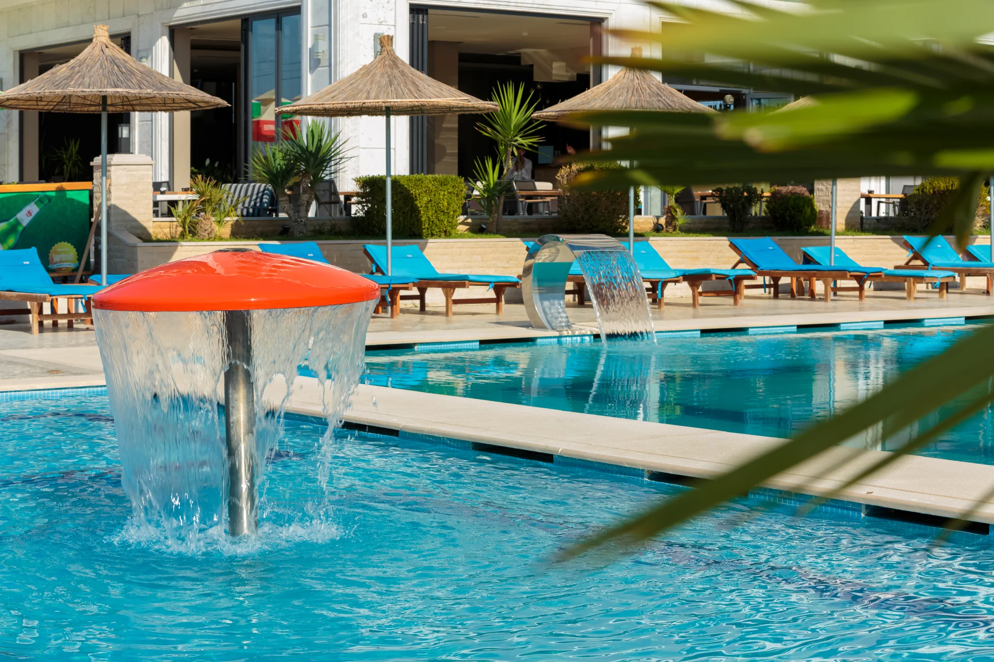 Pohoda v Albánii přímo u moře: 4* hotel s venkovním bazénem, snídaně či polopenze