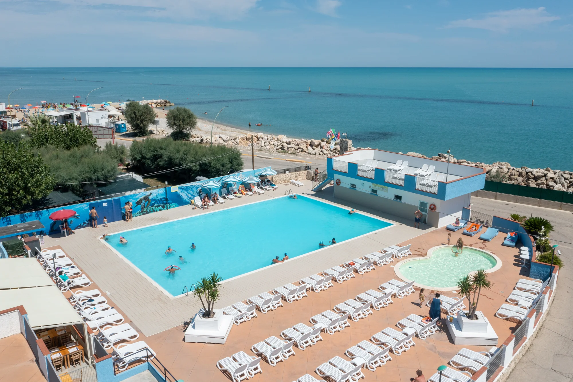Plážový resort u Pescary: bazén, animační program, strava dle výběru