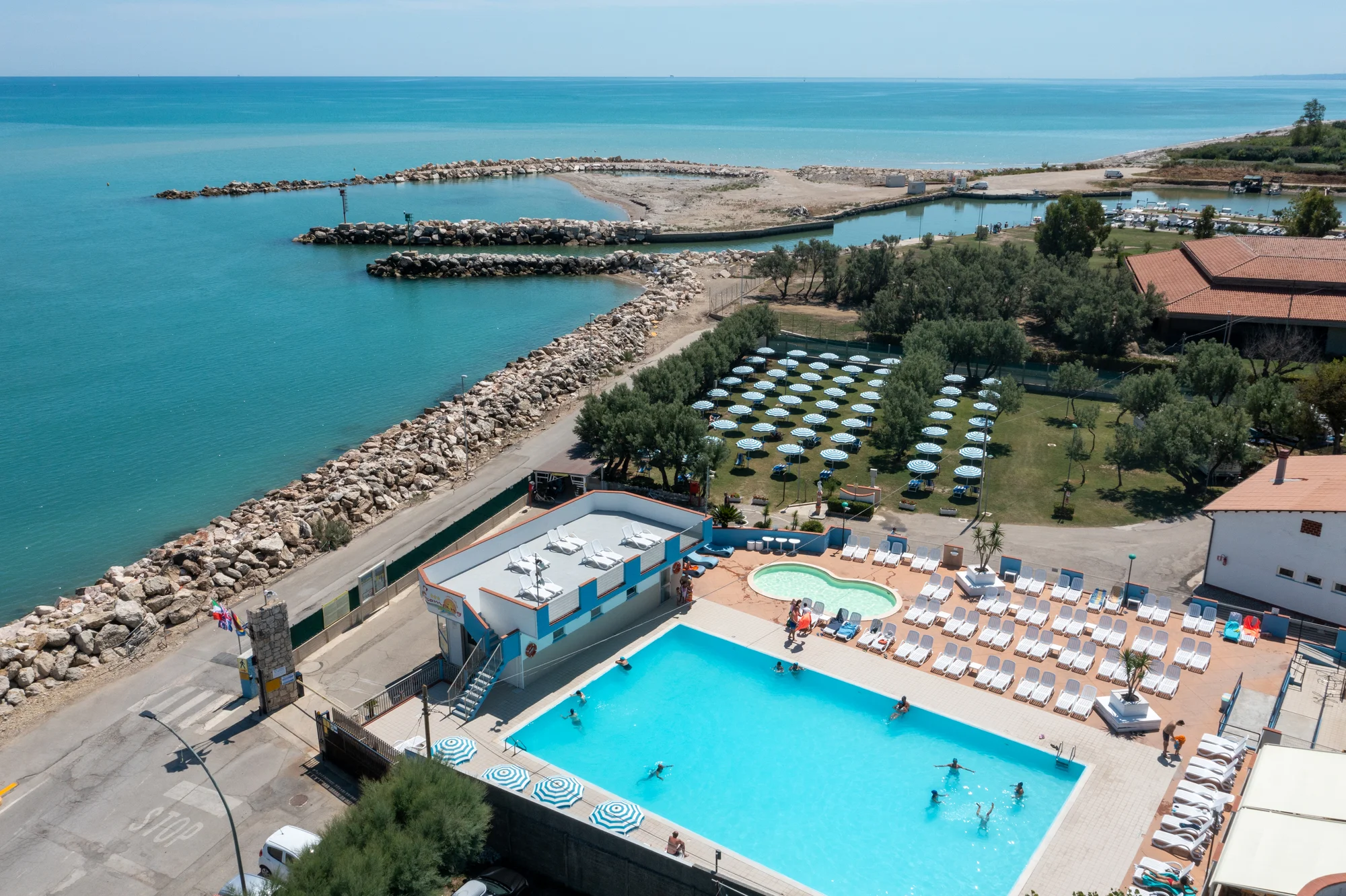 Plážový resort u Pescary: bazén, animační program, strava dle výběru