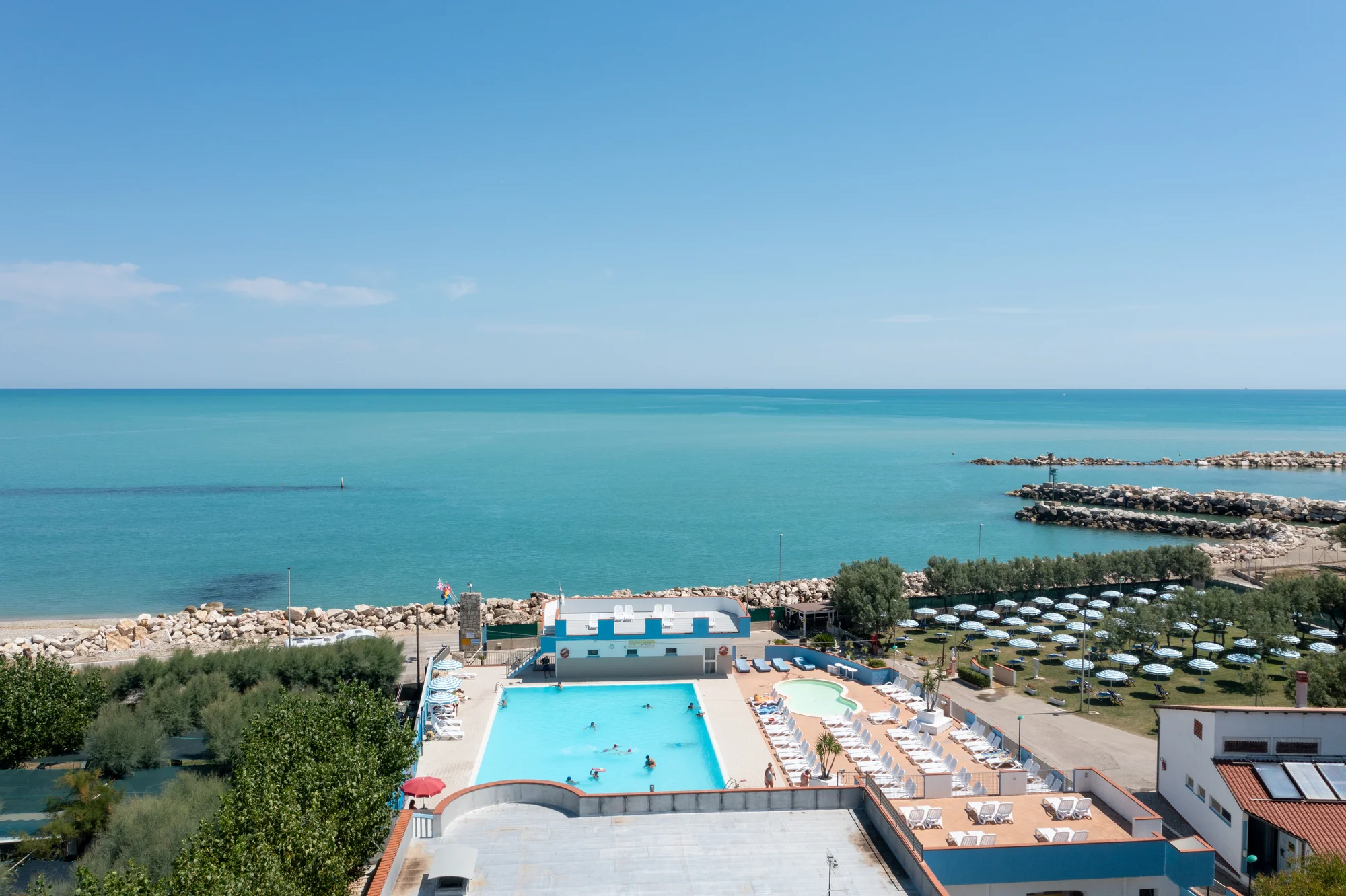 Plážový resort u Pescary: bazén, animační program, strava dle výběru