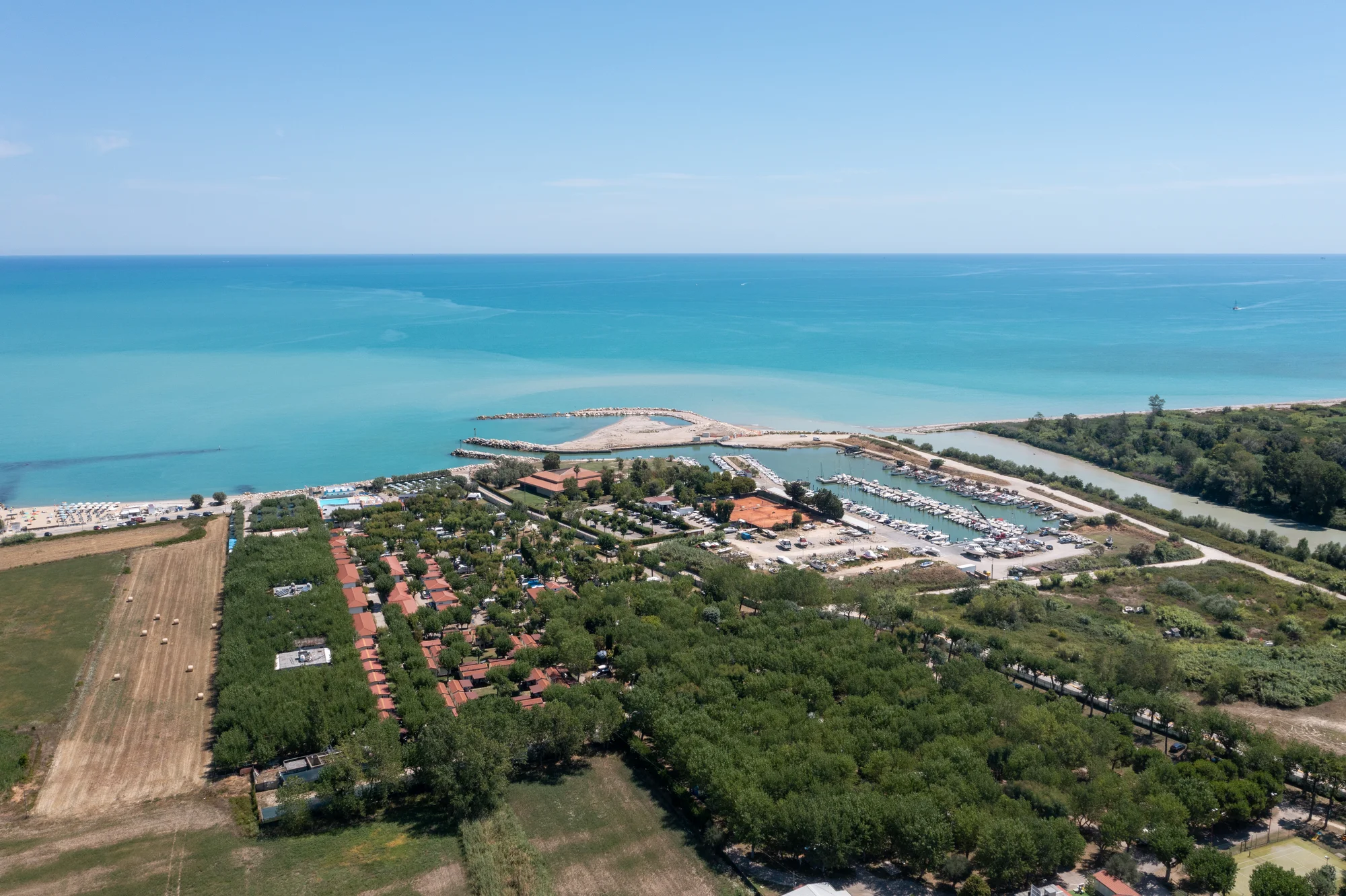 Plážový resort u Pescary: bazén, animační program, strava dle výběru