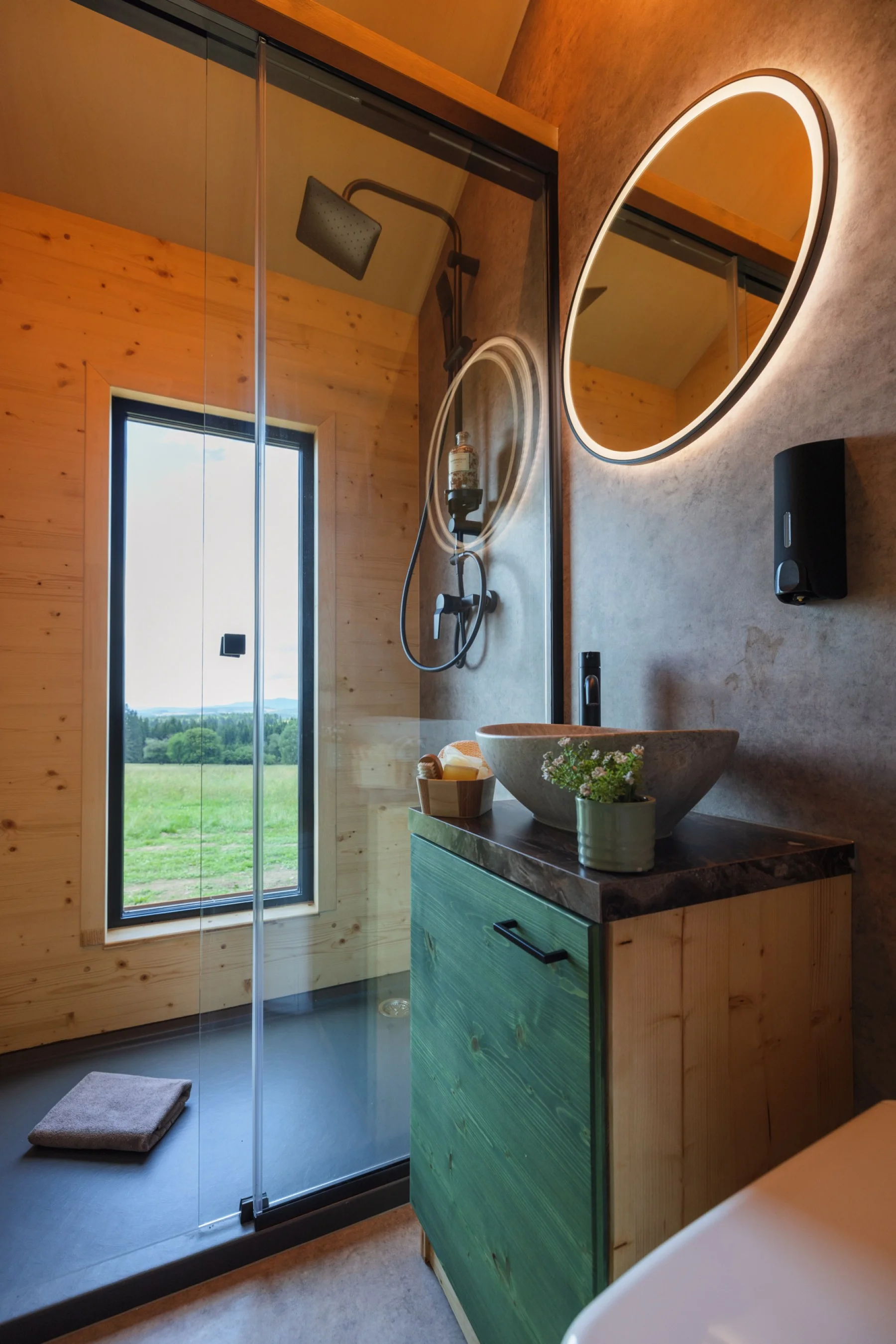 Schovejte se před ruchem měst: krásný tiny house na samotě nedaleko Lipna