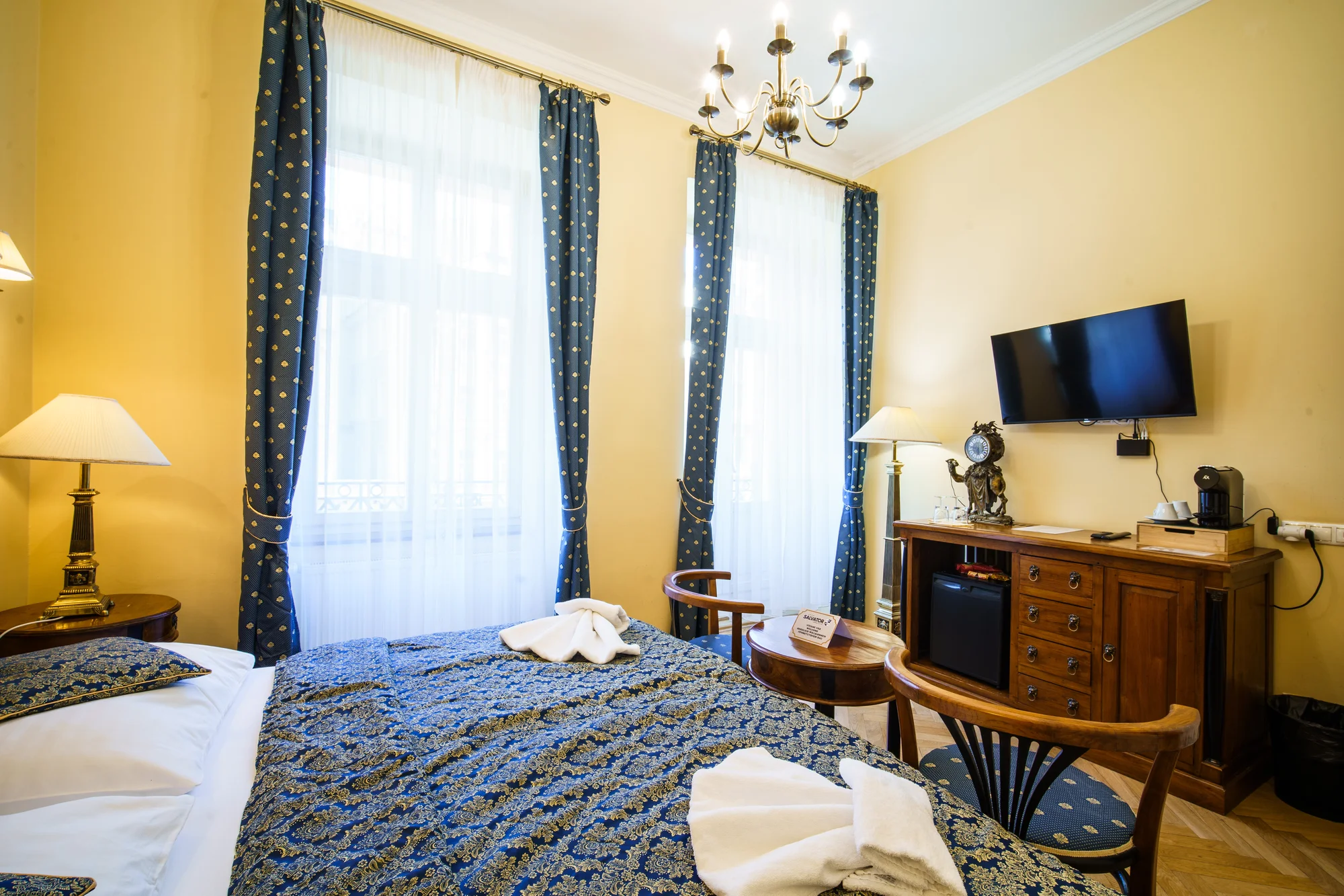 Pobyt v centru Karlových Varů s výhledem na kolonádu: historický hotel se snídaní a wellness
