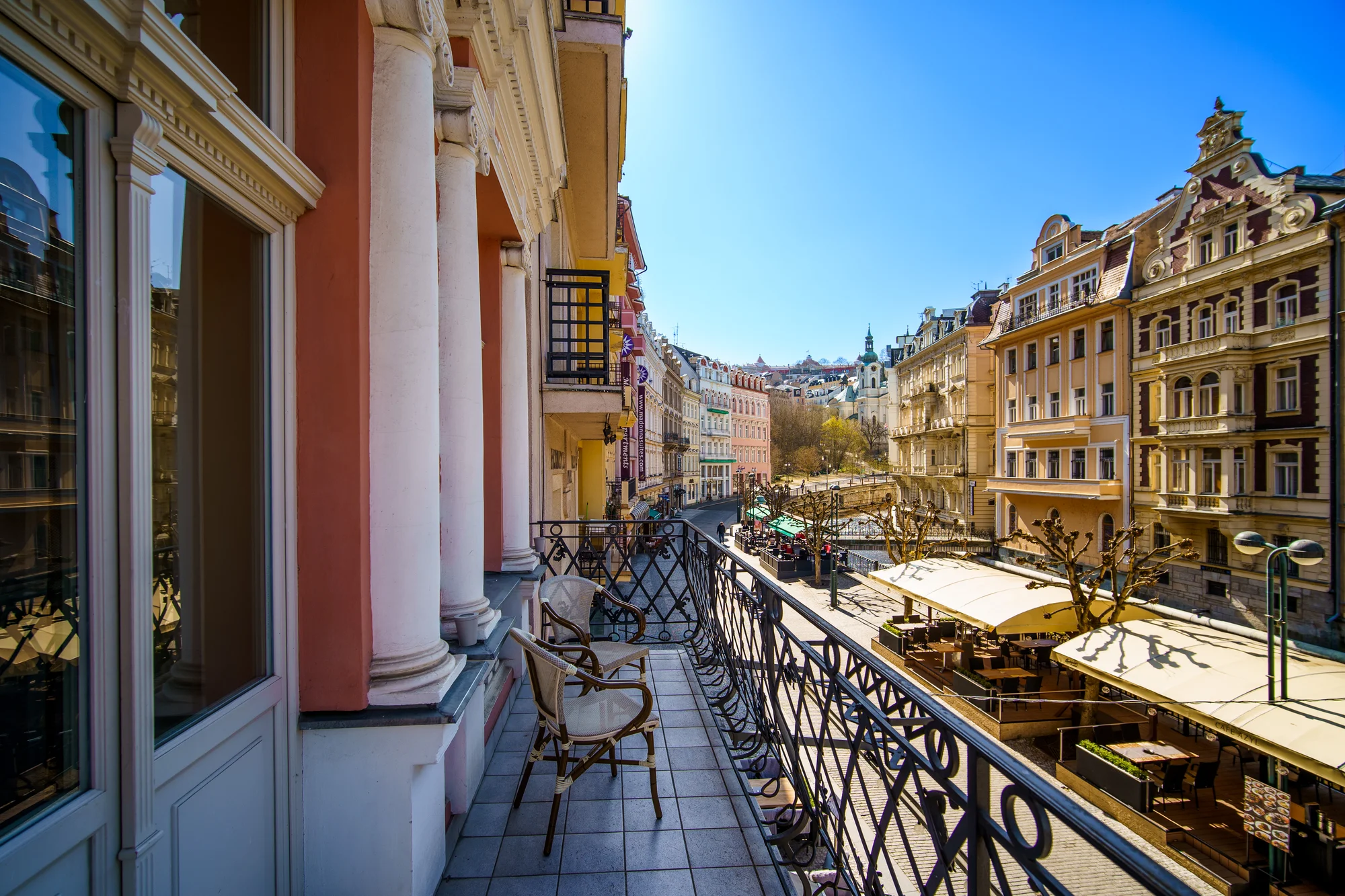 Pobyt v centru Karlových Varů s výhledem na kolonádu: historický hotel se snídaní a wellness