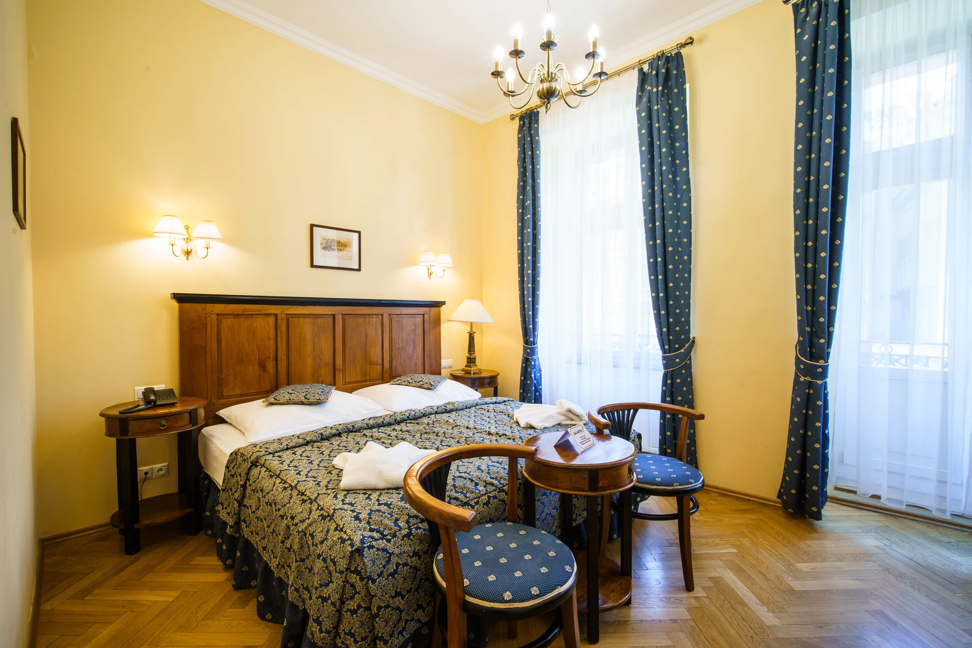Pobyt v centru Karlových Varů s výhledem na kolonádu: historický hotel se snídaní a wellness