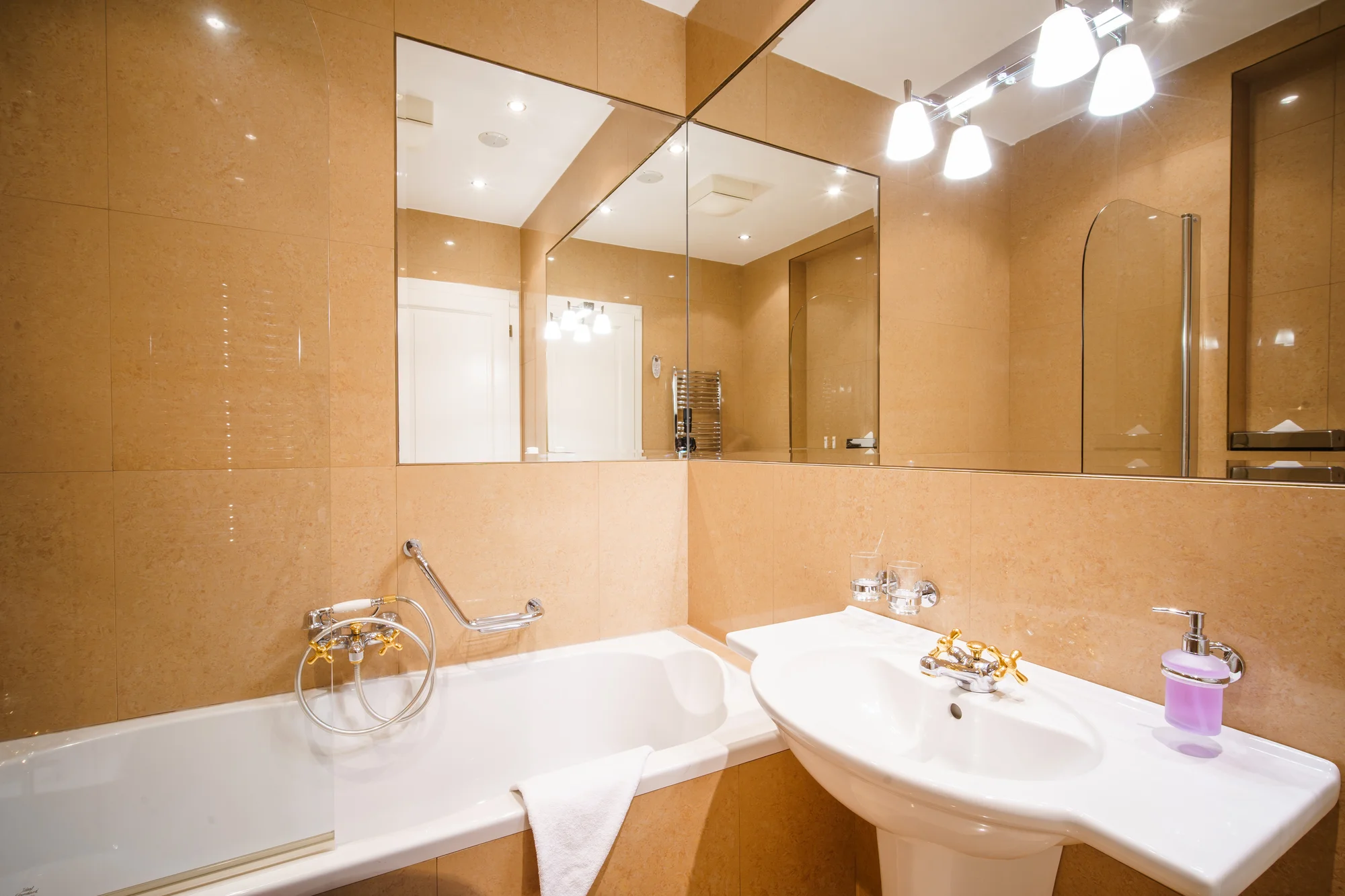 Pobyt v centru Karlových Varů s výhledem na kolonádu: historický hotel se snídaní a wellness