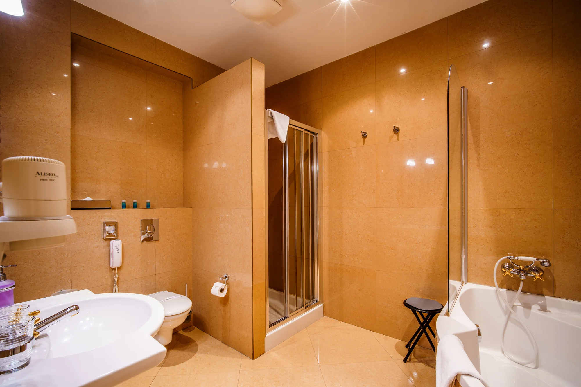 Pobyt v centru Karlových Varů s výhledem na kolonádu: historický hotel se snídaní a wellness