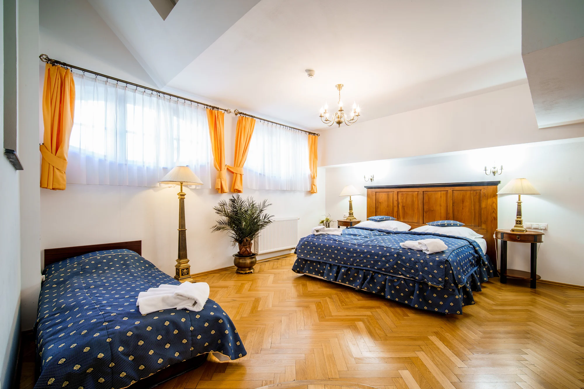 Pobyt v centru Karlových Varů s výhledem na kolonádu: historický hotel se snídaní a wellness