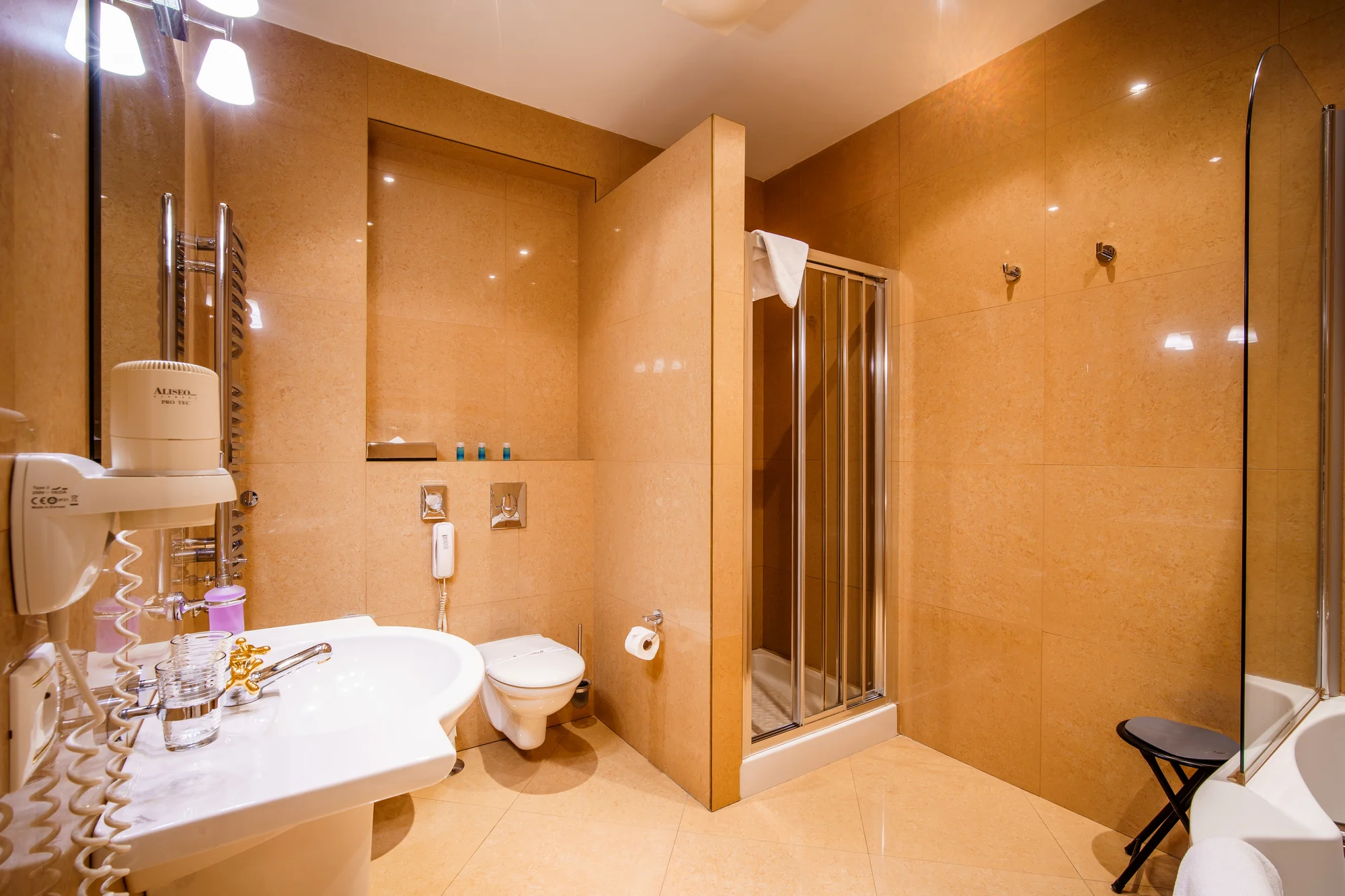 Pobyt v centru Karlových Varů s výhledem na kolonádu: historický hotel se snídaní a wellness