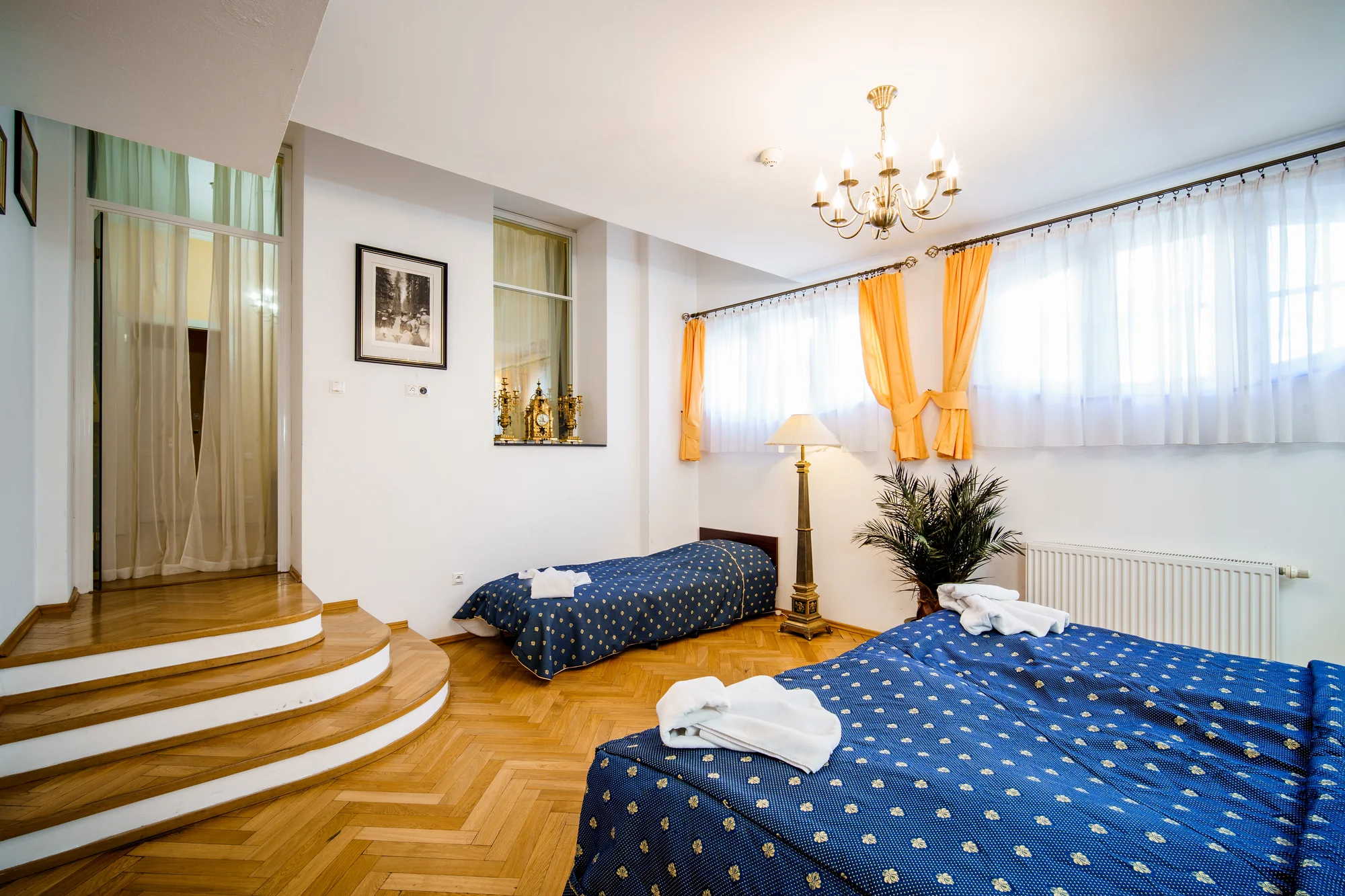 Pobyt v centru Karlových Varů s výhledem na kolonádu: historický hotel se snídaní a wellness