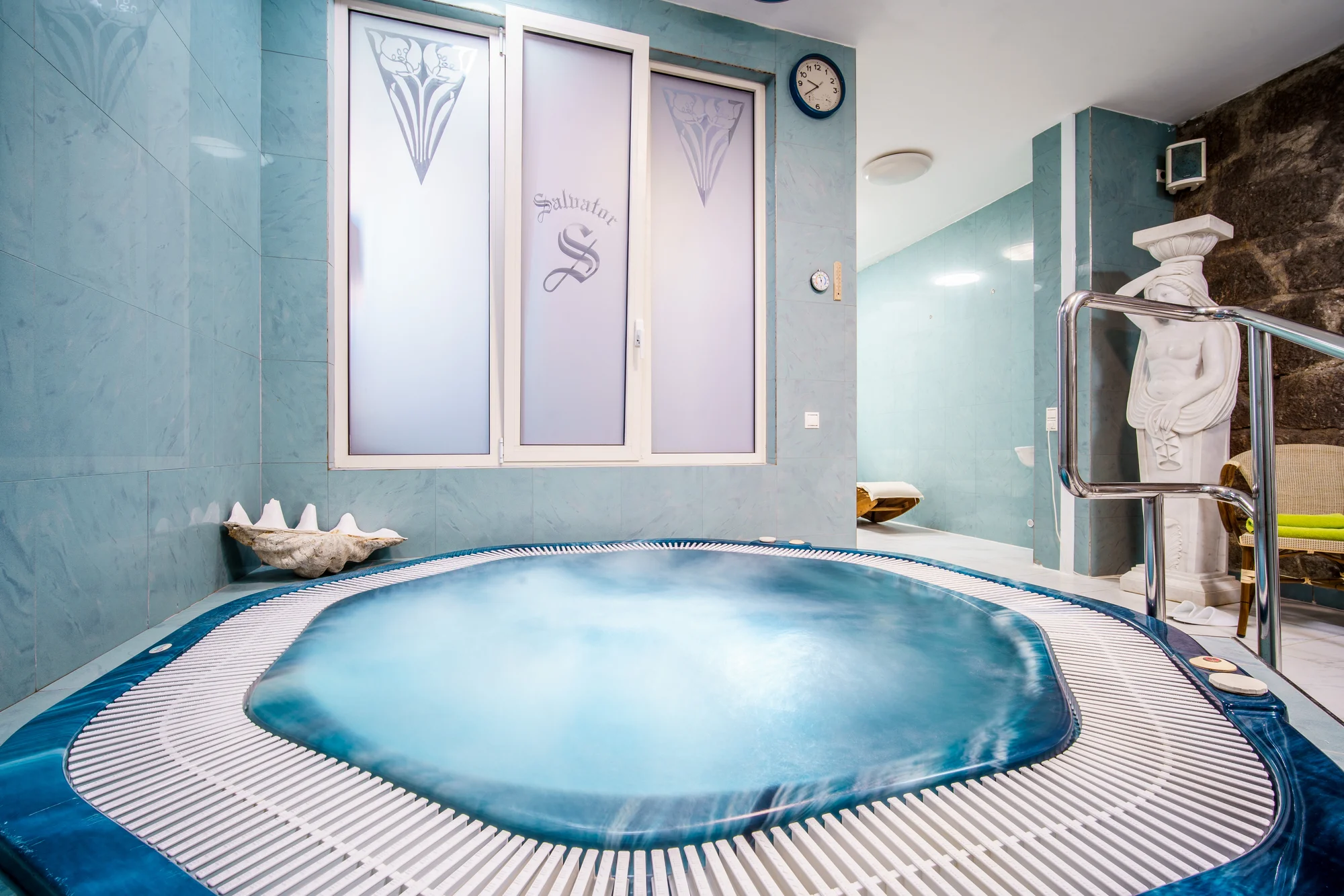 Pobyt v centru Karlových Varů s výhledem na kolonádu: historický hotel se snídaní a wellness