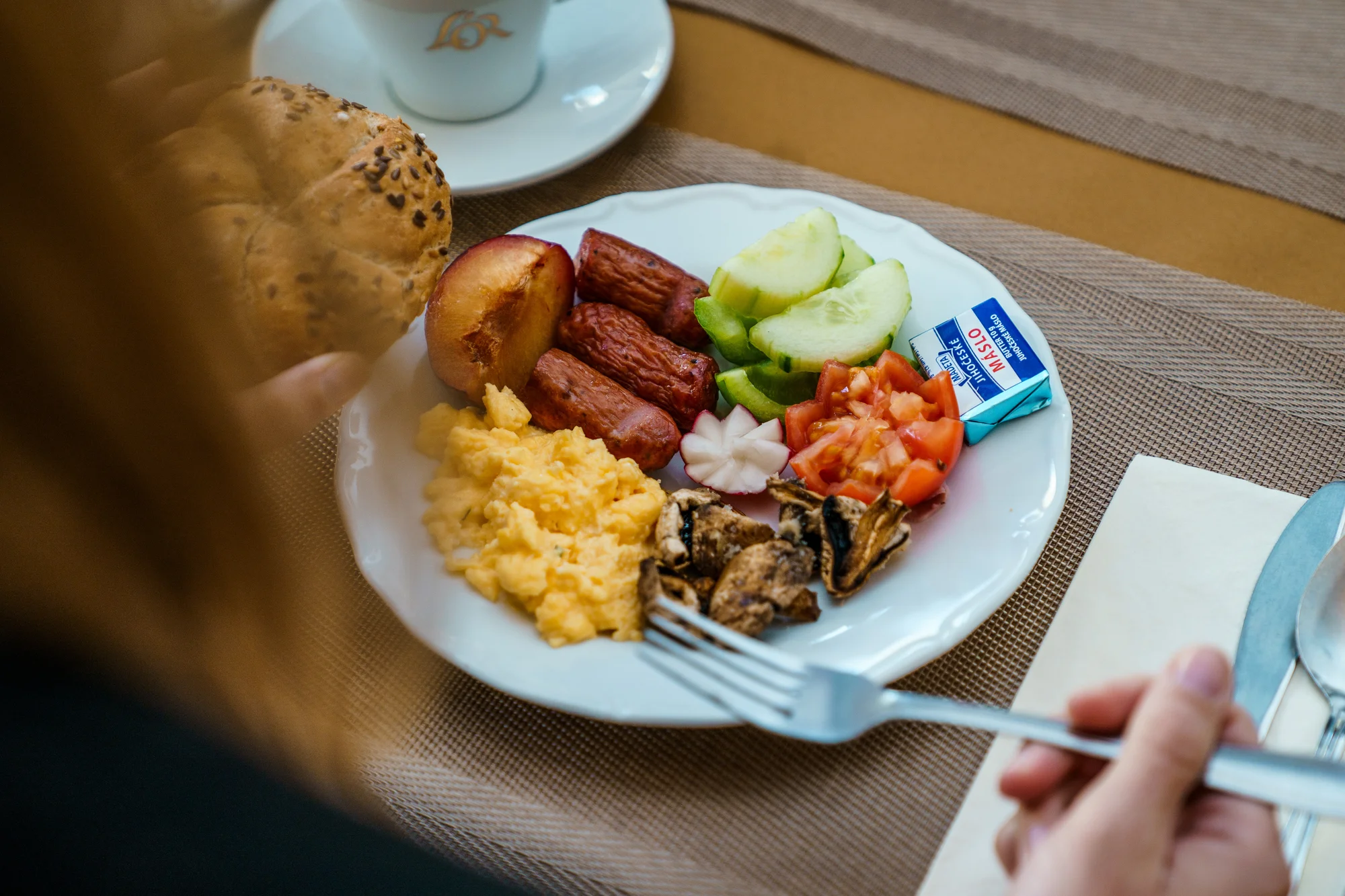 Pobyt v centru Karlových Varů s výhledem na kolonádu: historický hotel se snídaní a wellness
