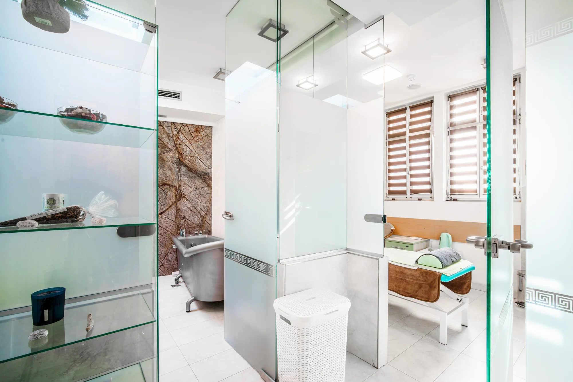 Pobyt v centru Karlových Varů s výhledem na kolonádu: historický hotel se snídaní a wellness