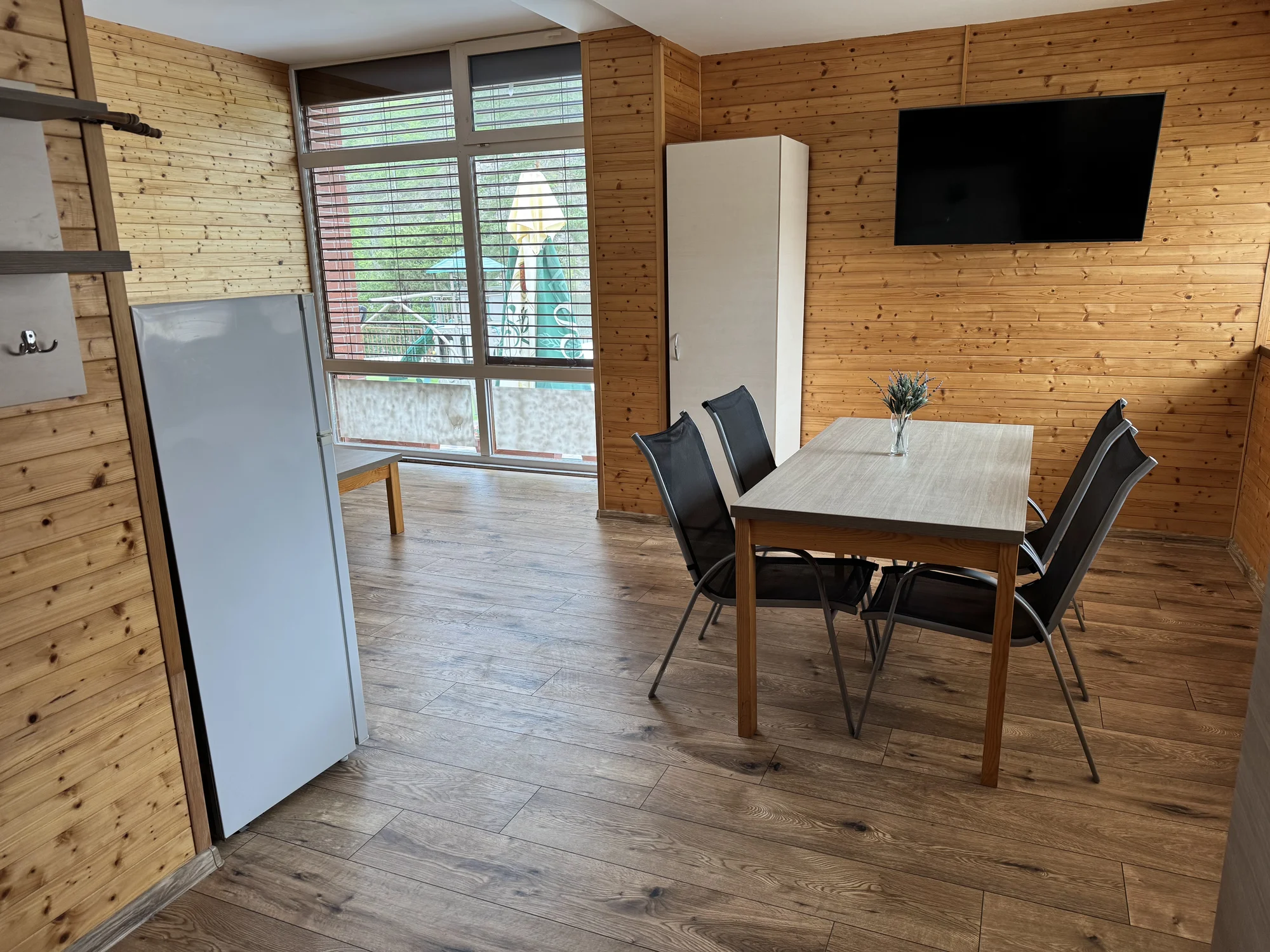 Komfortní apartmány přímo na pláži u Vranovské přehrady: krytá terasa, lodičky i venkovní bazén