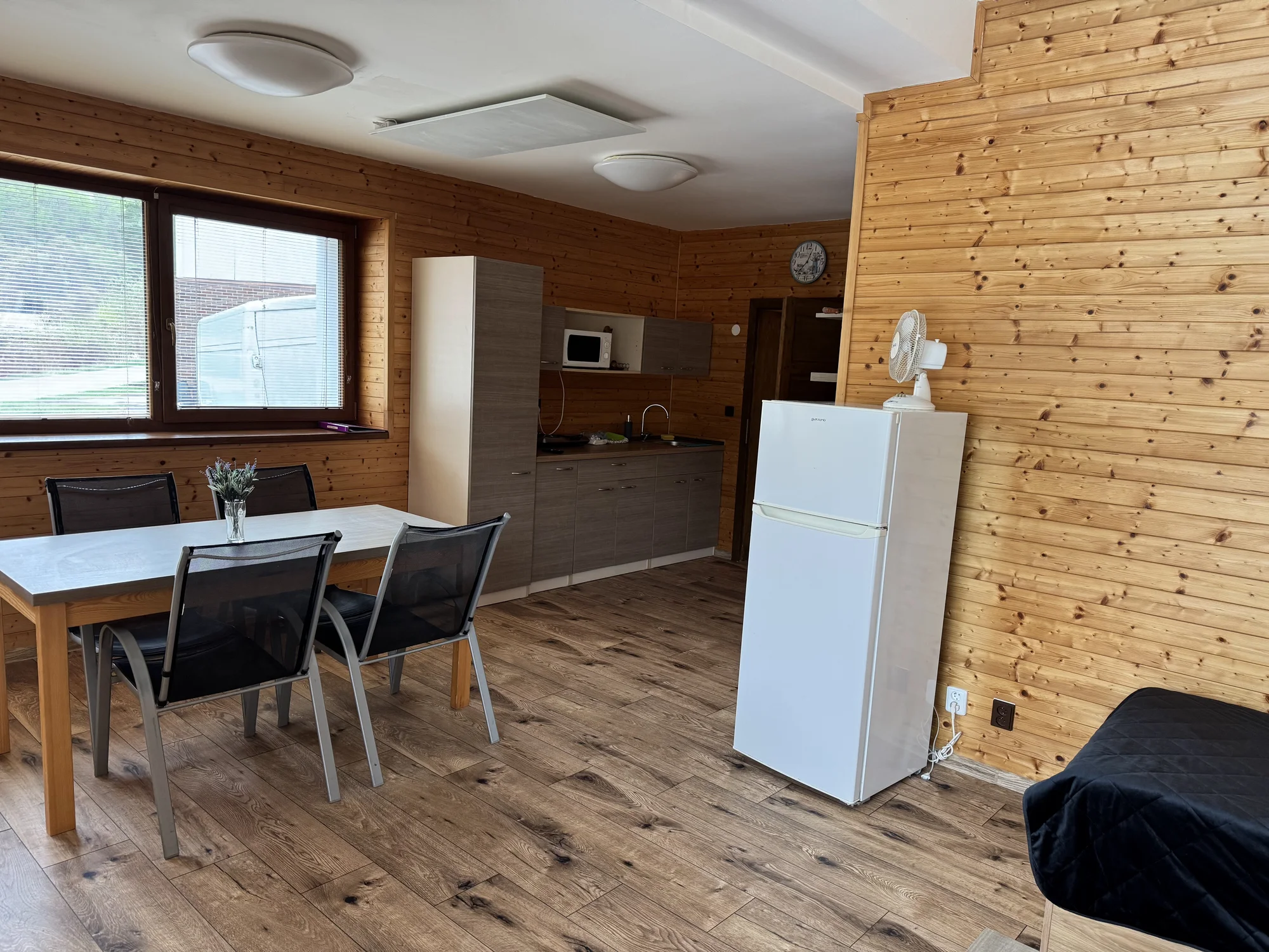 Komfortní apartmány přímo na pláži u Vranovské přehrady: krytá terasa, lodičky i venkovní bazén