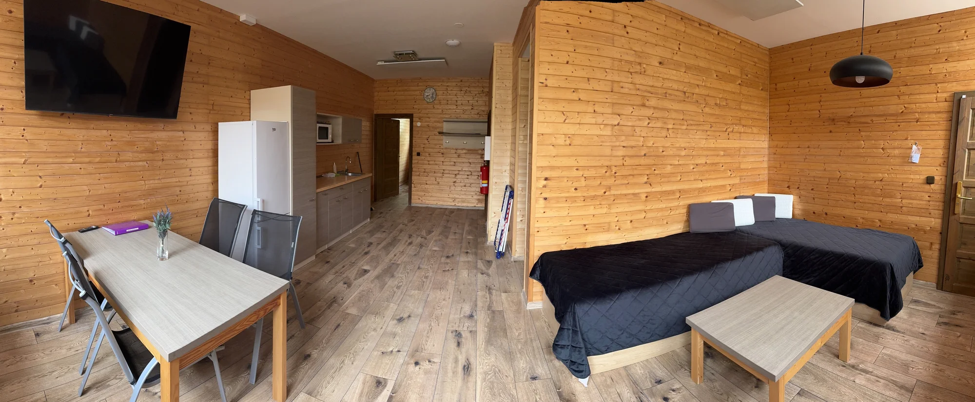 Komfortní apartmány přímo na pláži u Vranovské přehrady: krytá terasa, lodičky i venkovní bazén