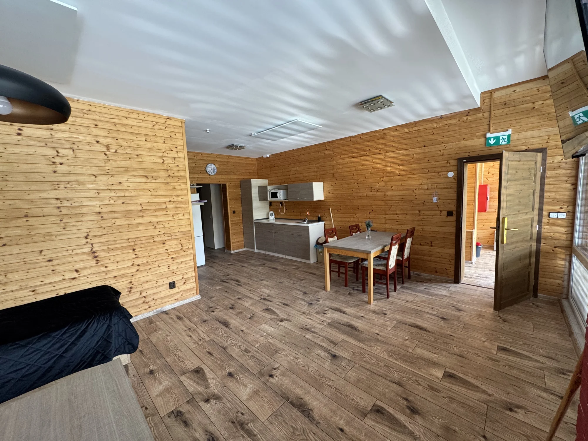 Komfortní apartmány přímo na pláži u Vranovské přehrady: krytá terasa, lodičky i venkovní bazén