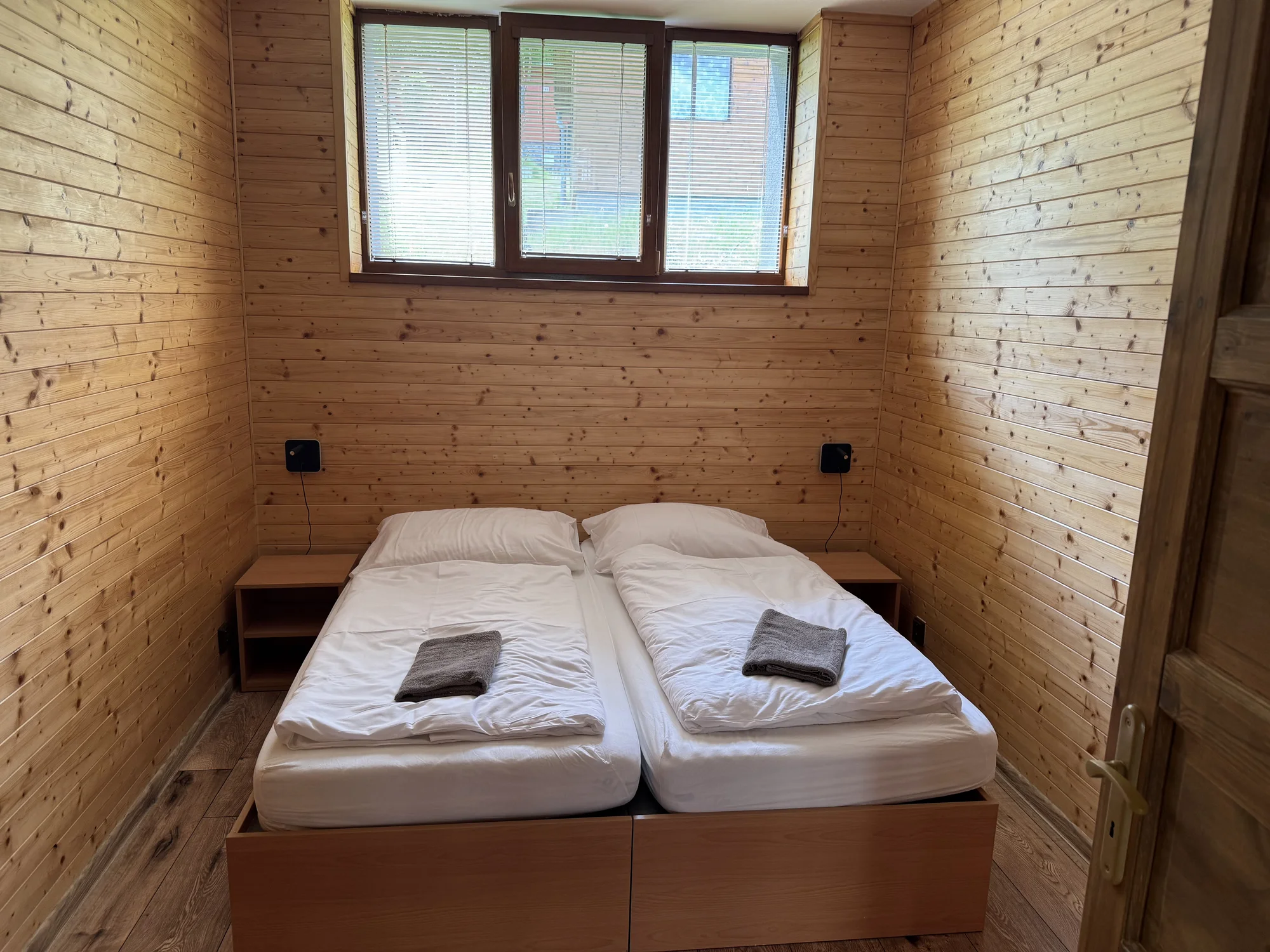 Komfortní apartmány přímo na pláži u Vranovské přehrady: krytá terasa, lodičky i venkovní bazén