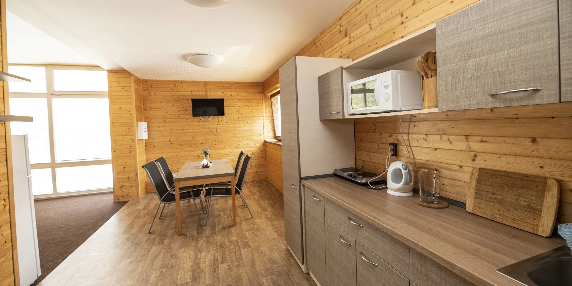 Komfortní apartmány přímo na pláži u Vranovské přehrady: krytá terasa, lodičky i venkovní bazén