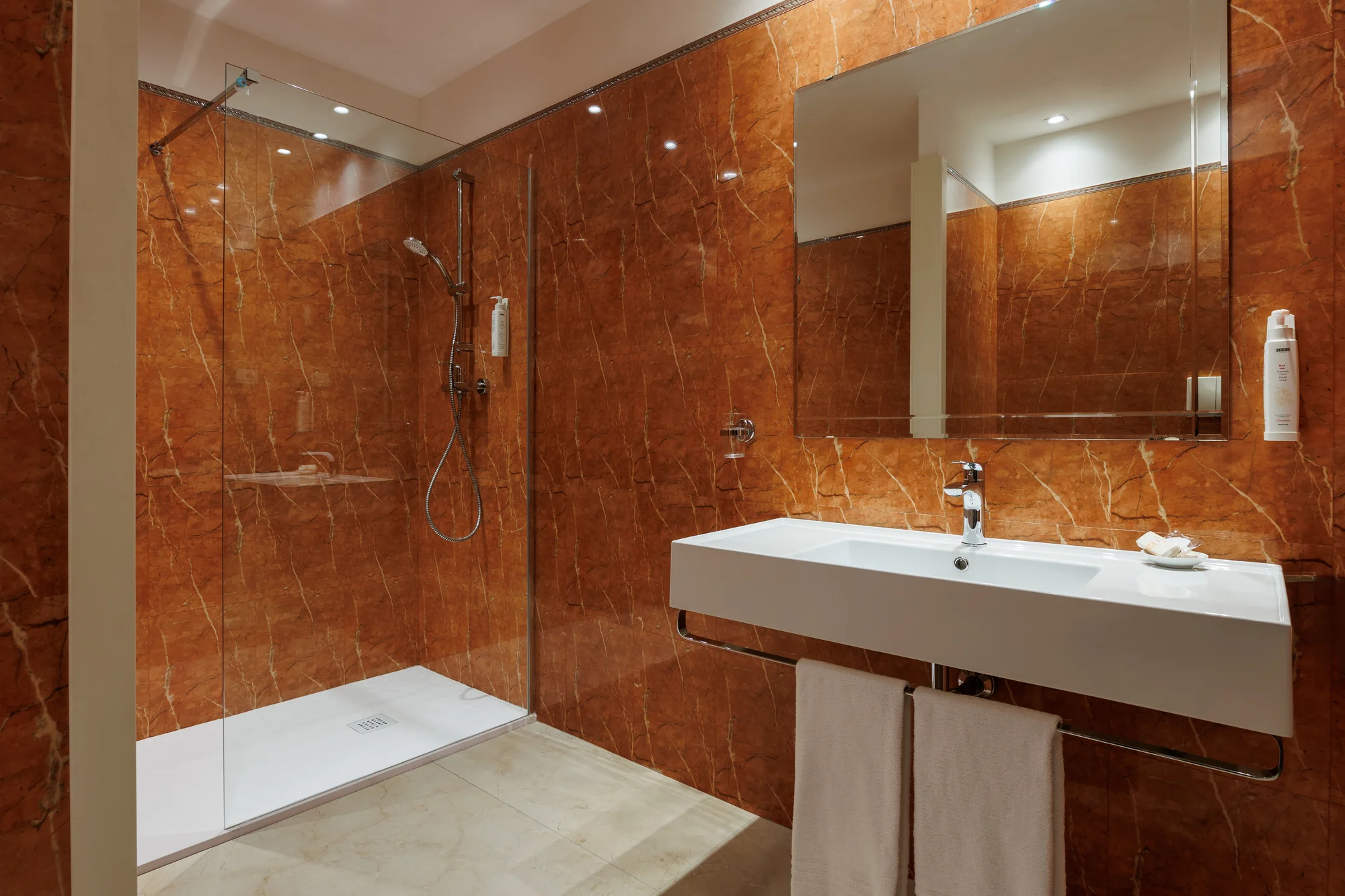 Rodinná dovolená v Rimini: 4* hotel se snídaní, bazénem a vířivkou, přímo u pláže