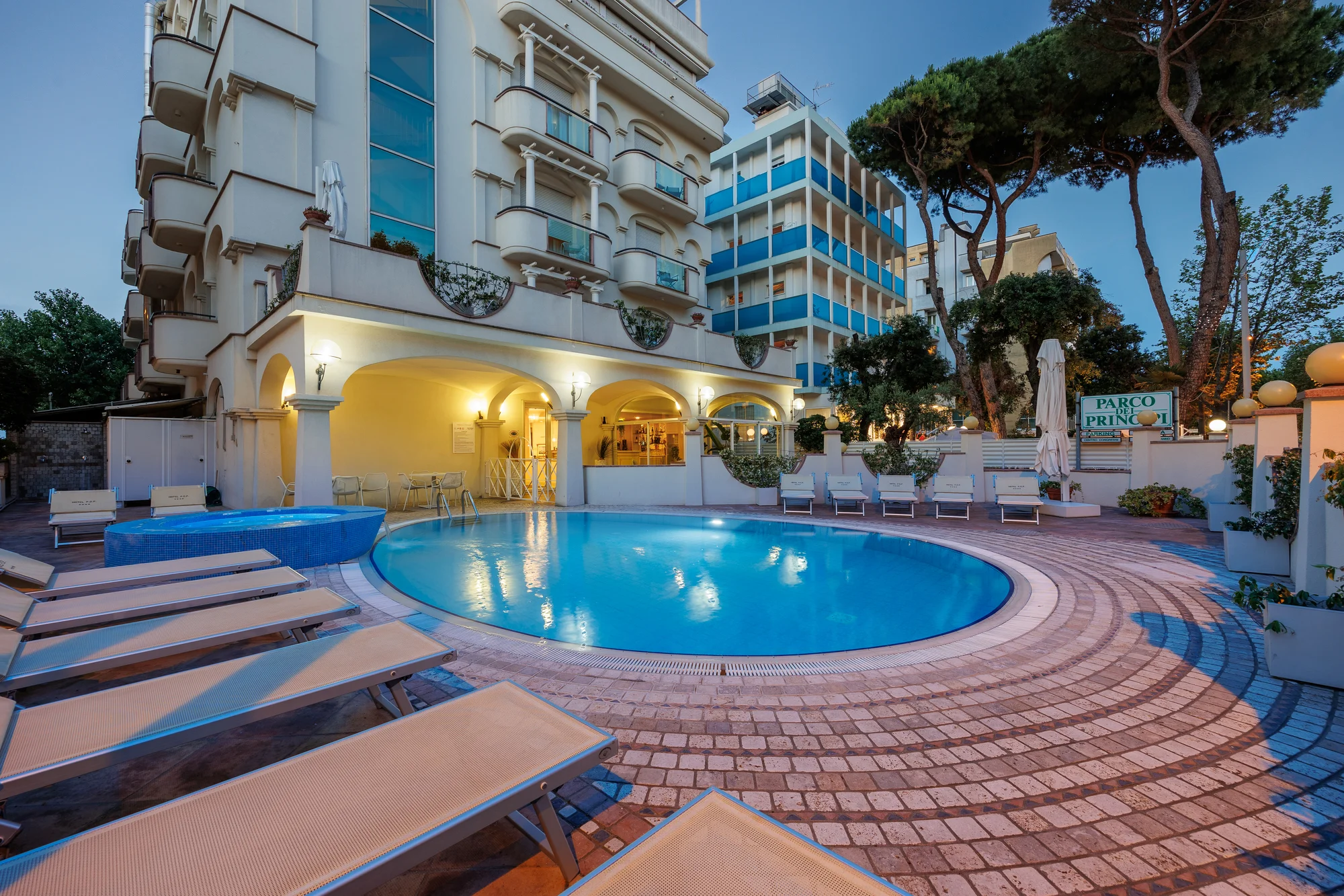 Rodinná dovolená v Rimini: 4* hotel se snídaní, bazénem a vířivkou, přímo u pláže