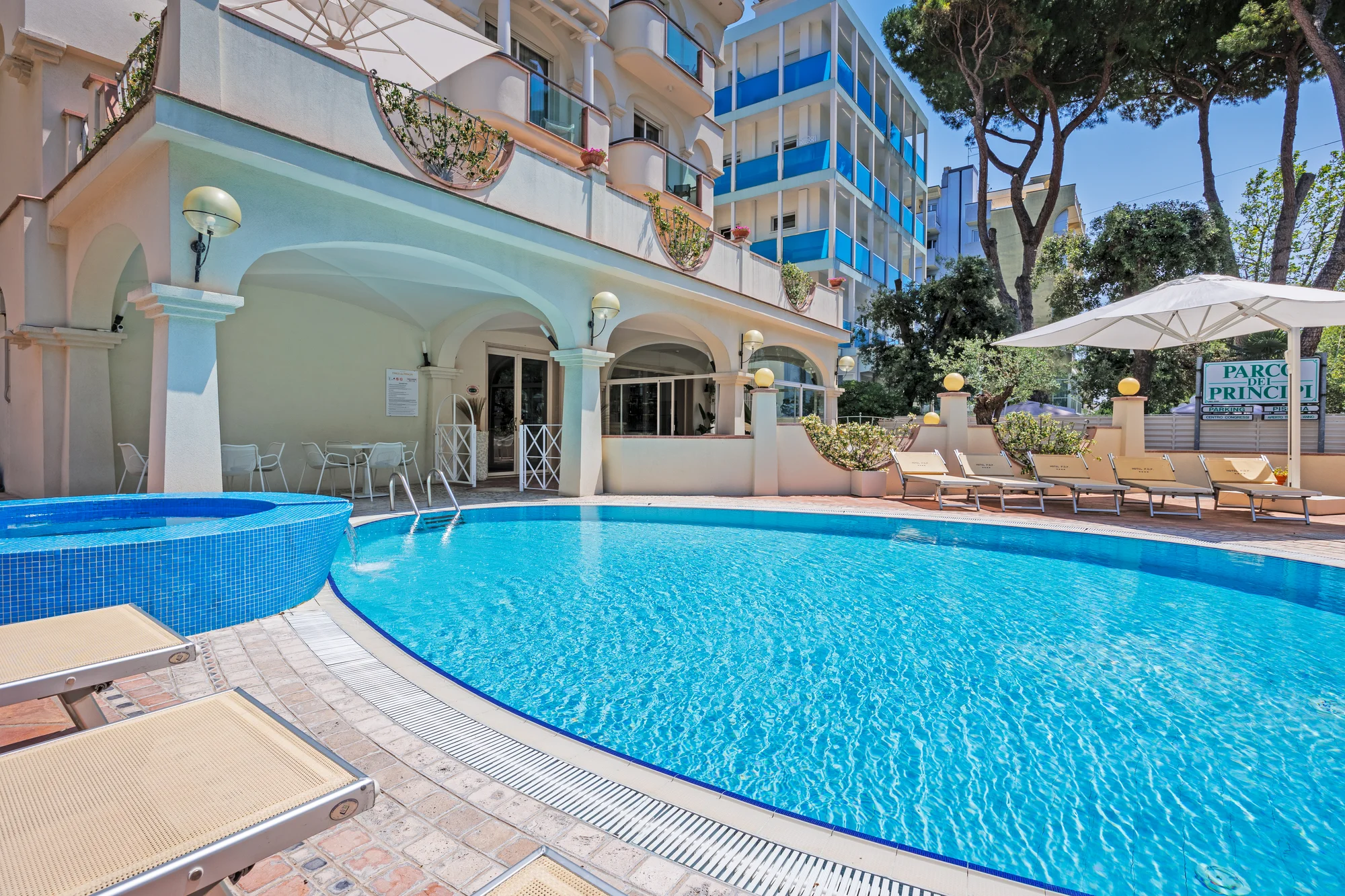 Rodinná dovolená v Rimini: 4* hotel se snídaní, bazénem a vířivkou, přímo u pláže