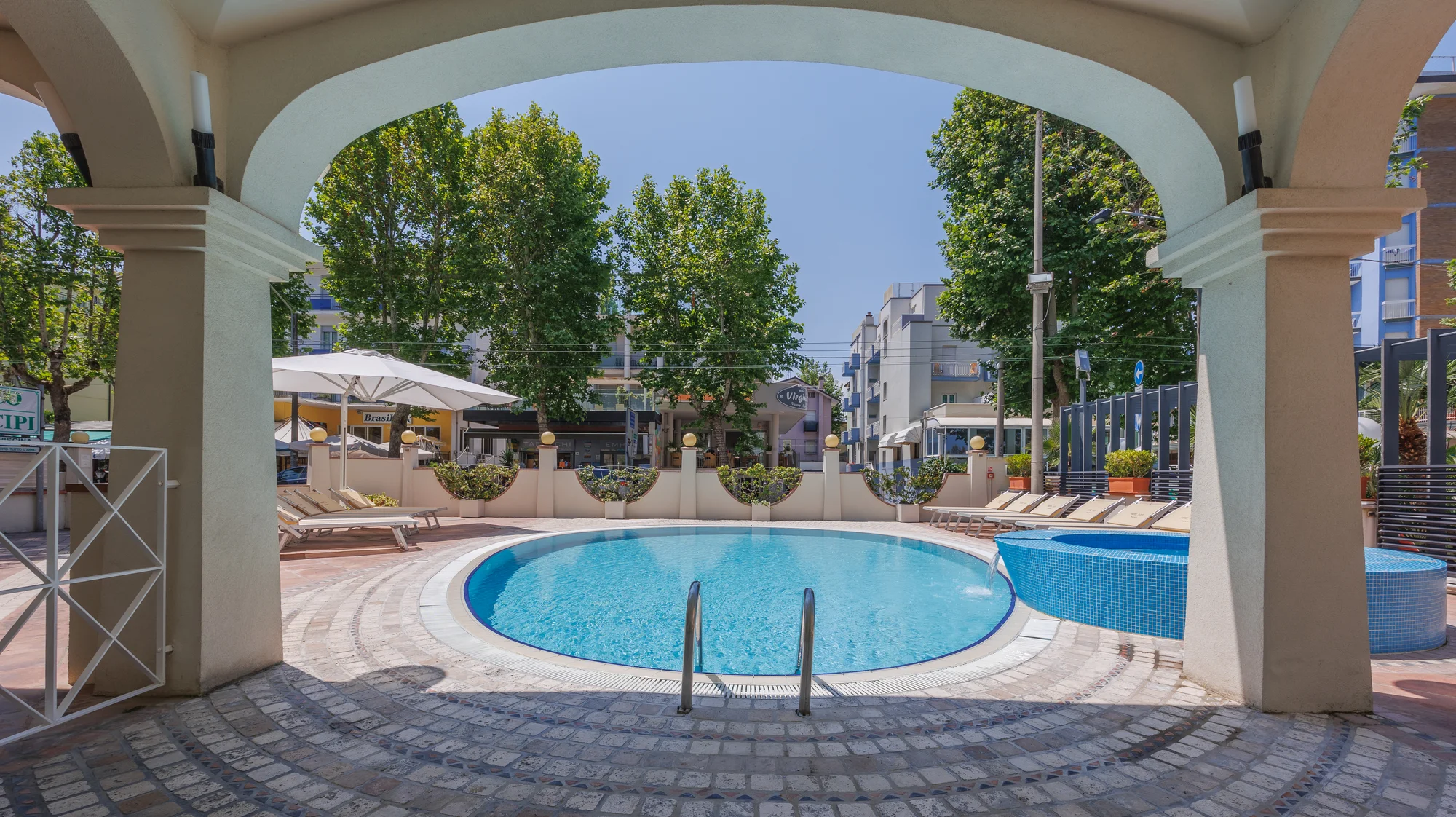 Rodinná dovolená v Rimini: 4* hotel se snídaní, bazénem a vířivkou, přímo u pláže