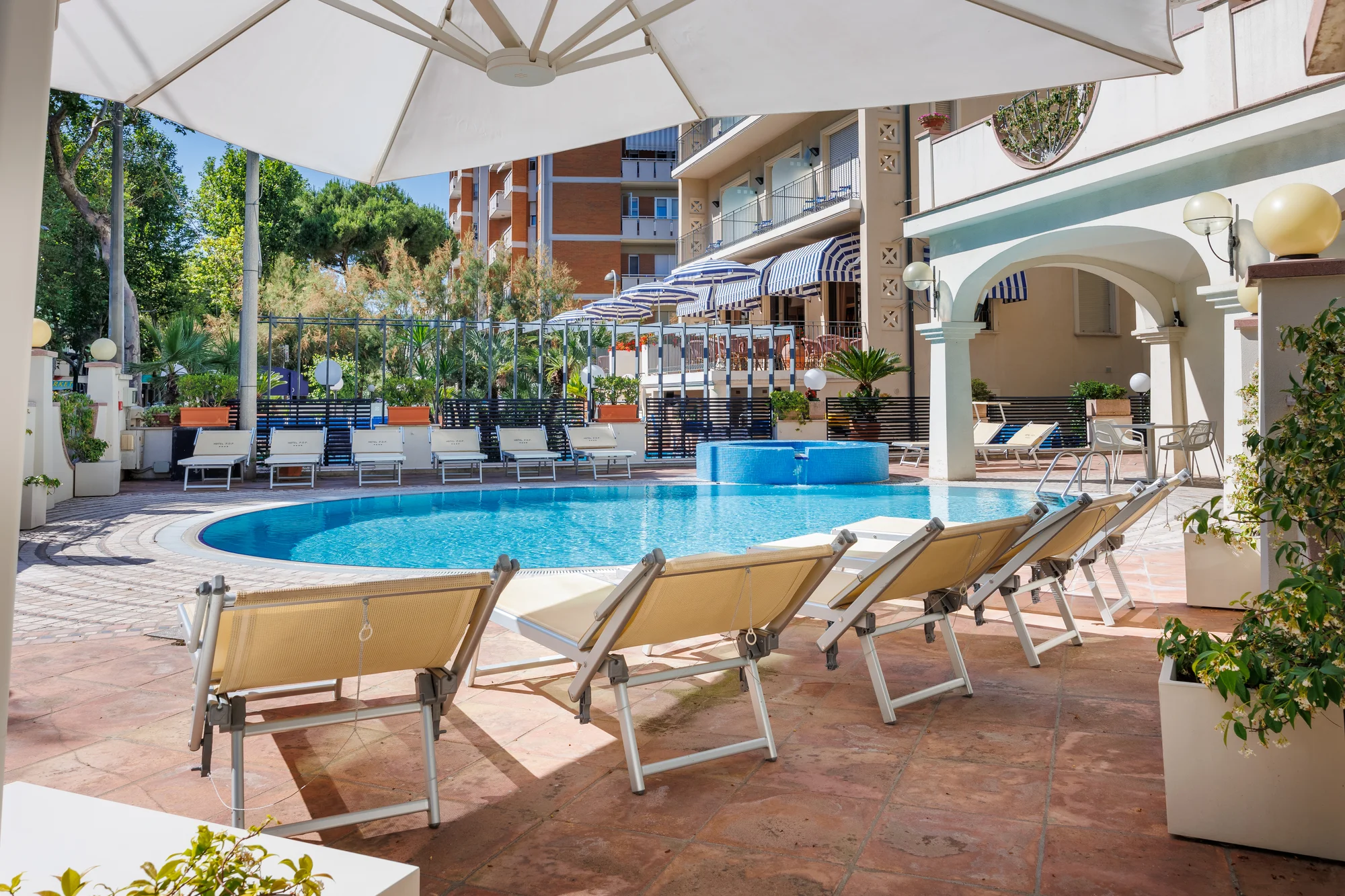 Rodinná dovolená v Rimini: 4* hotel se snídaní, bazénem a vířivkou, přímo u pláže