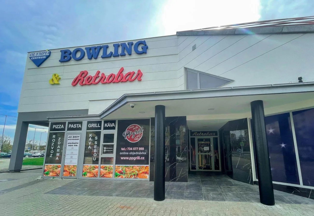 Retro bowling: 2 hod. až pro 8 hráčů vč. zapůjčení bot i 1 kg kuřecích řízečků