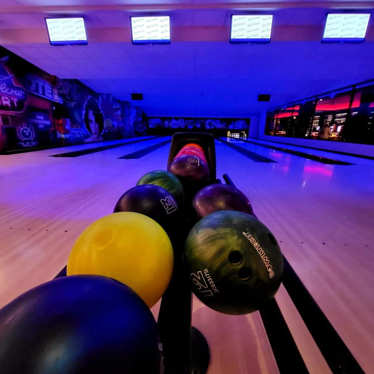 Retro bowling: 2 hod. až pro 8 hráčů vč. zapůjčení bot i 1 kg kuřecích řízečků