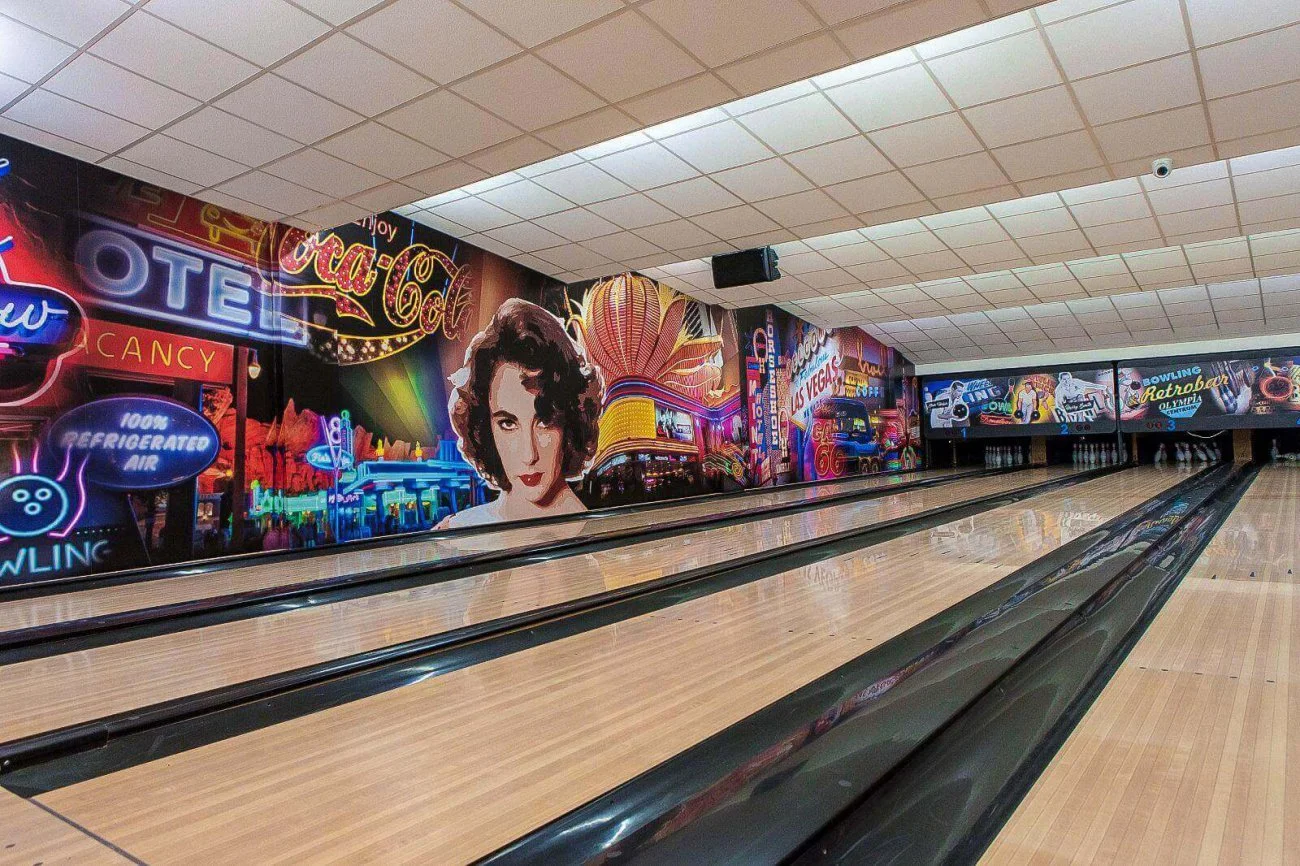 Retro bowling: 2 hod. až pro 8 hráčů vč. zapůjčení bot i 1 kg kuřecích řízečků