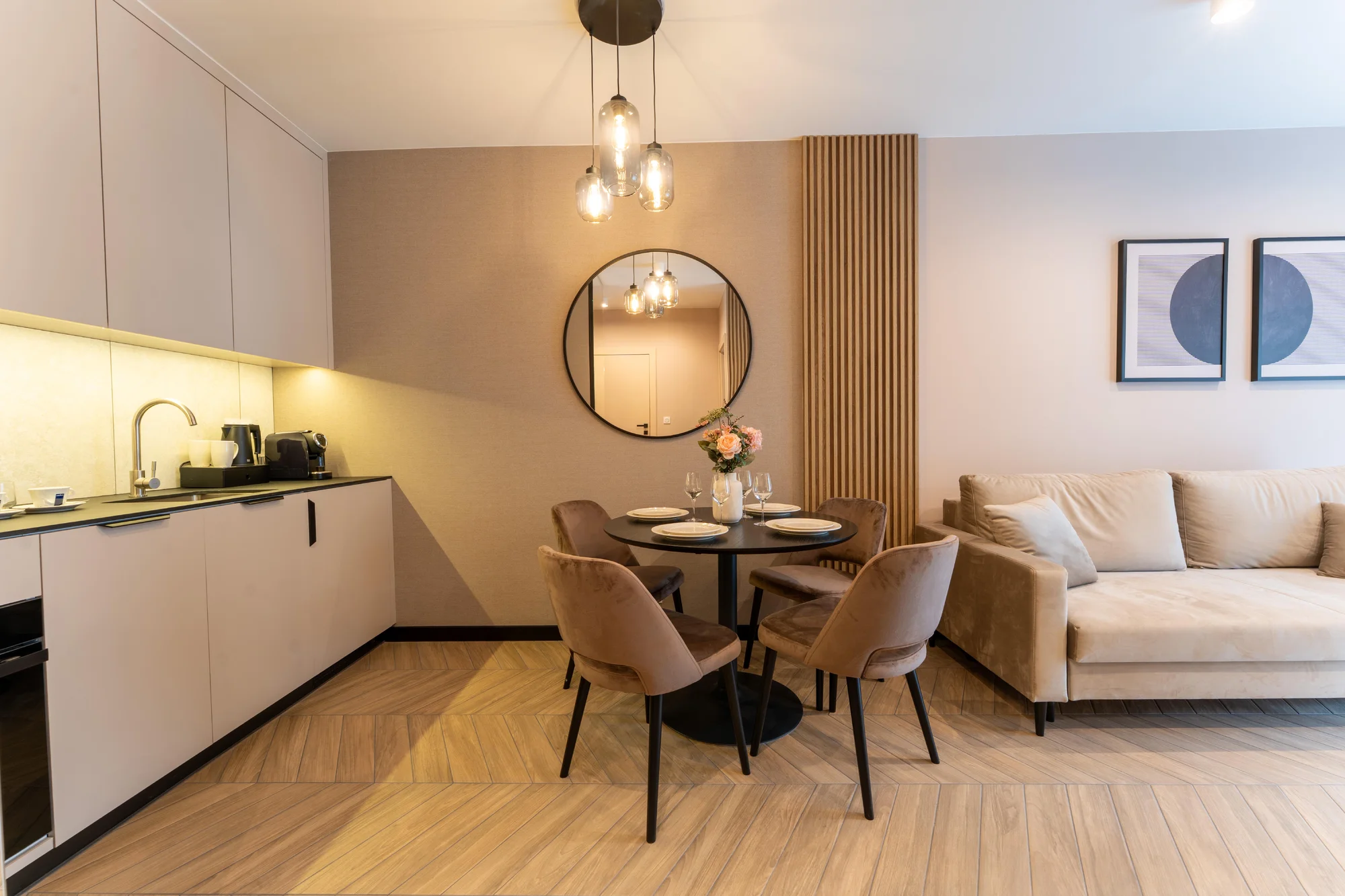 Nové apartmány u Baltu 15 min. od pláže: snídaně, bazény, vířivky a sauna