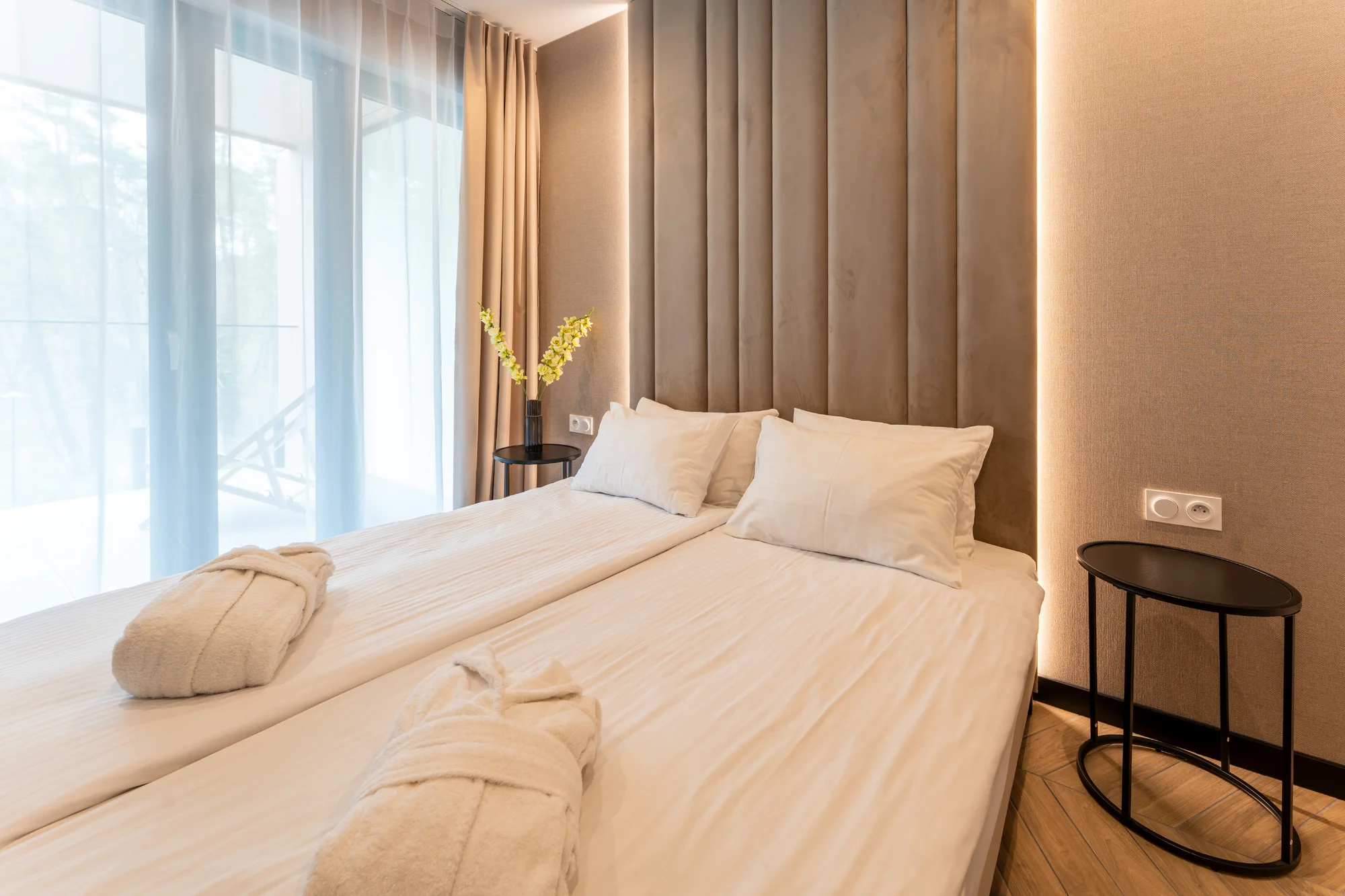 Nové apartmány u Baltu 15 min. od pláže: snídaně, bazény, vířivky a sauna