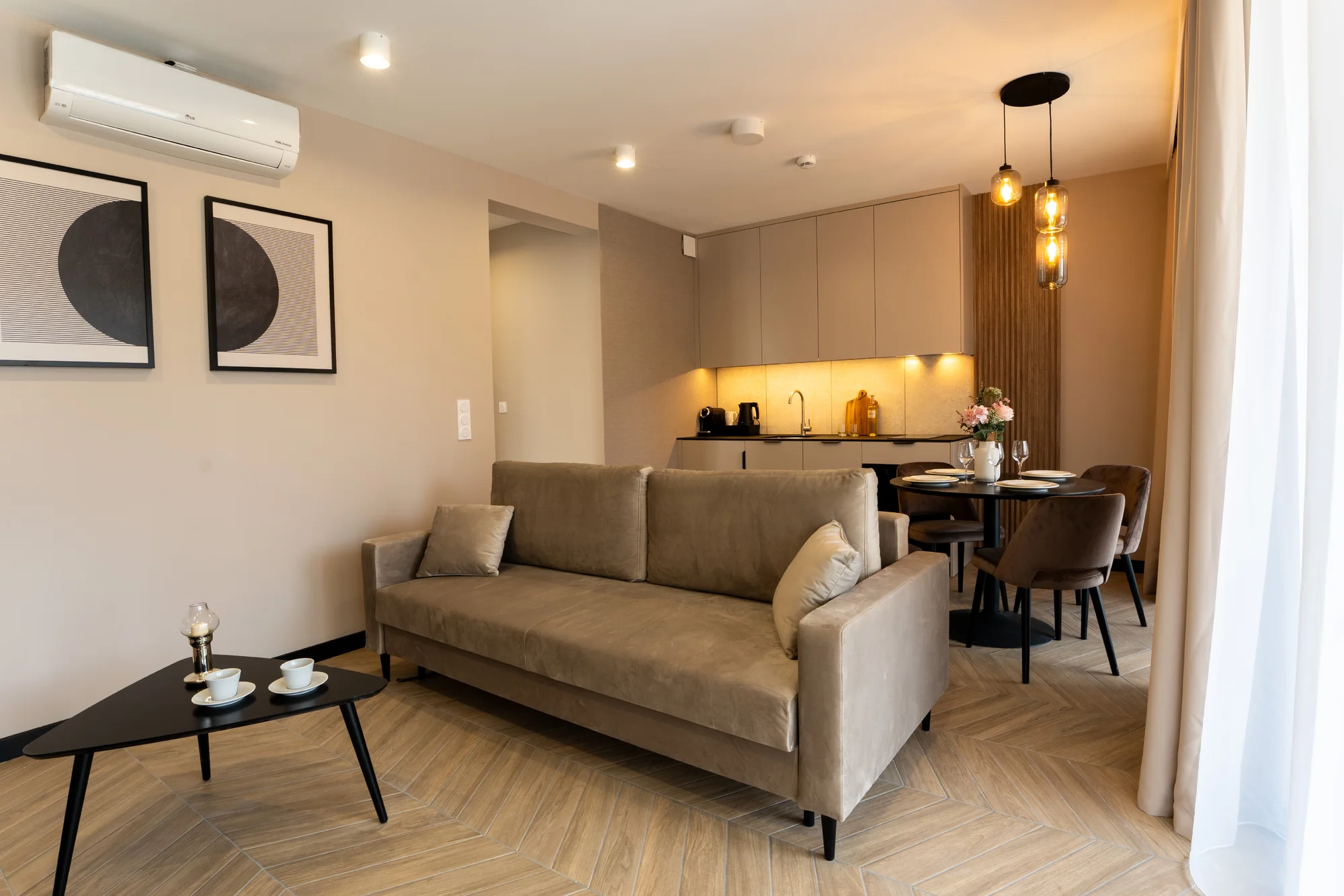 Nové apartmány u Baltu 15 min. od pláže: snídaně, bazény, vířivky a sauna