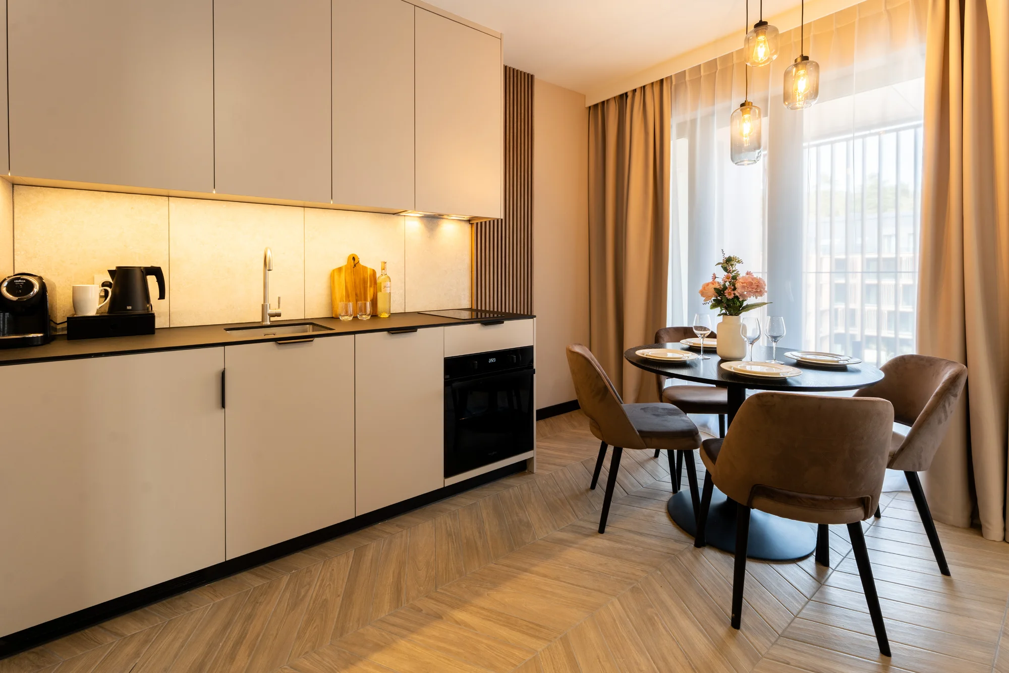Nové apartmány u Baltu 15 min. od pláže: snídaně, bazény, vířivky a sauna