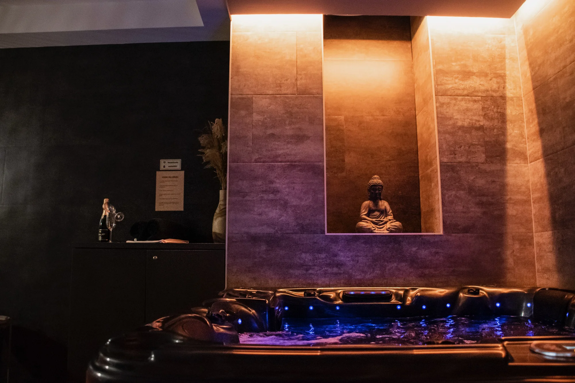 Privátní wellness s vířivkou a saunou pro dva: 120 minut relaxace i lahev sektu