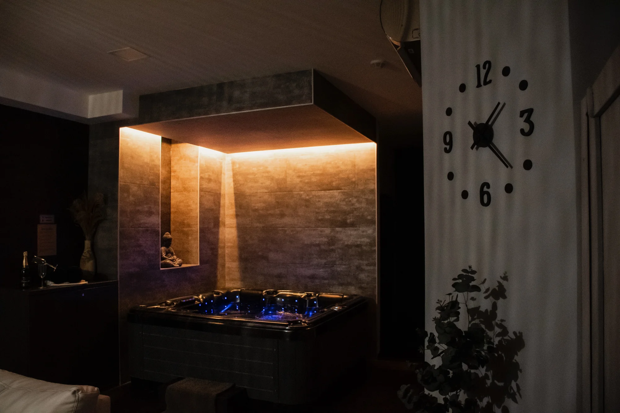 Privátní wellness s vířivkou a saunou pro dva: 120 minut relaxace i lahev sektu