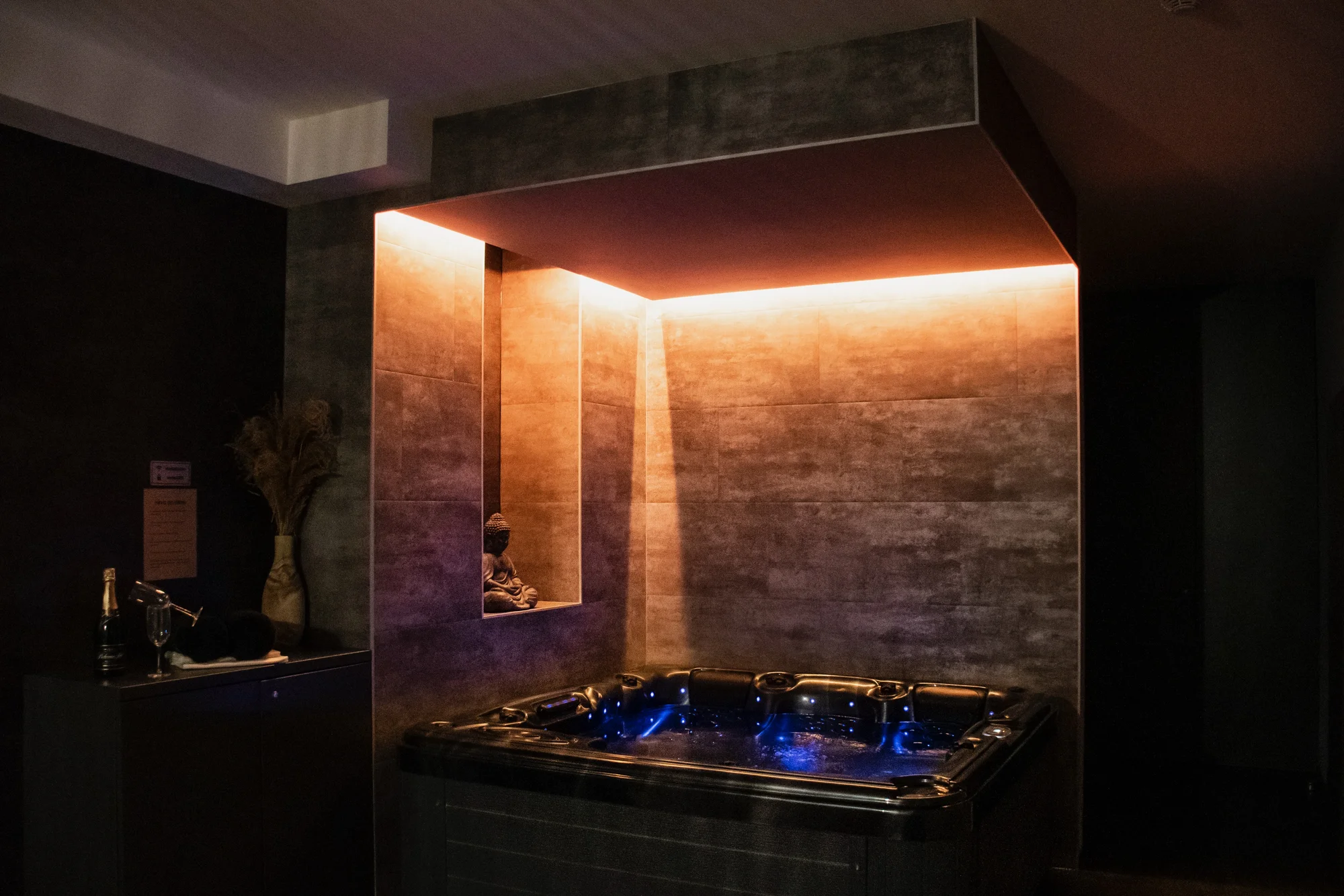 Privátní wellness s vířivkou a saunou pro dva: 120 minut relaxace i lahev sektu