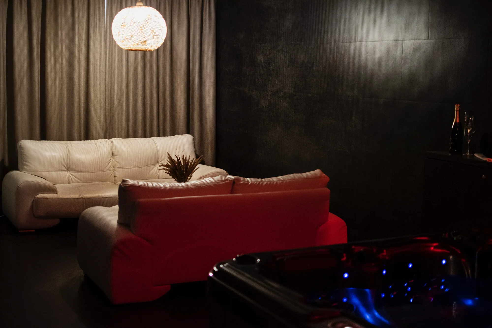 Privátní wellness s vířivkou a saunou pro dva: 120 minut relaxace i lahev sektu