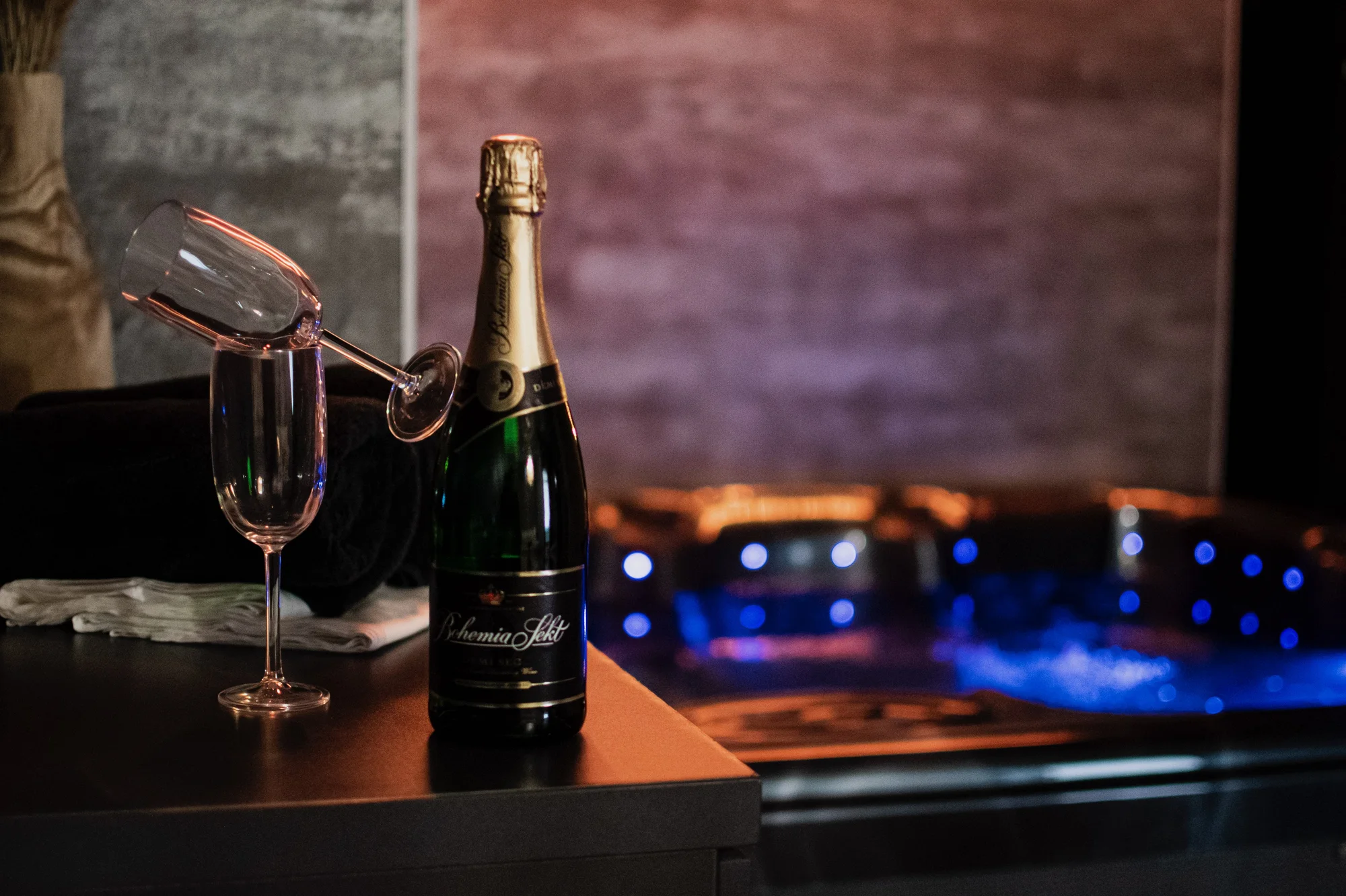 Noc v privátním wellness apartmánu pro 2 osoby: vířivka, finská sauna i sekt