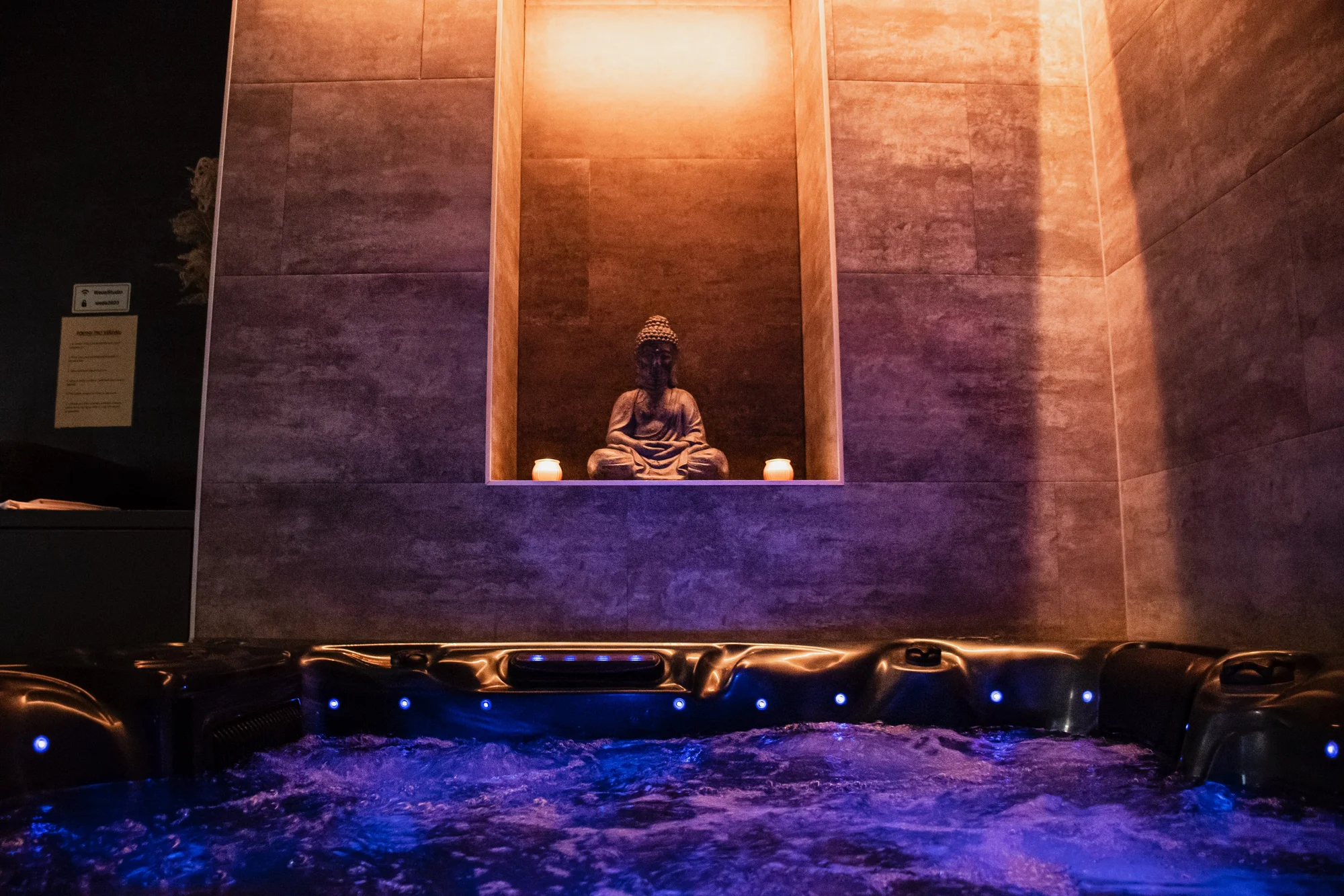 Privátní wellness s vířivkou a saunou pro dva: 120 minut relaxace i lahev sektu