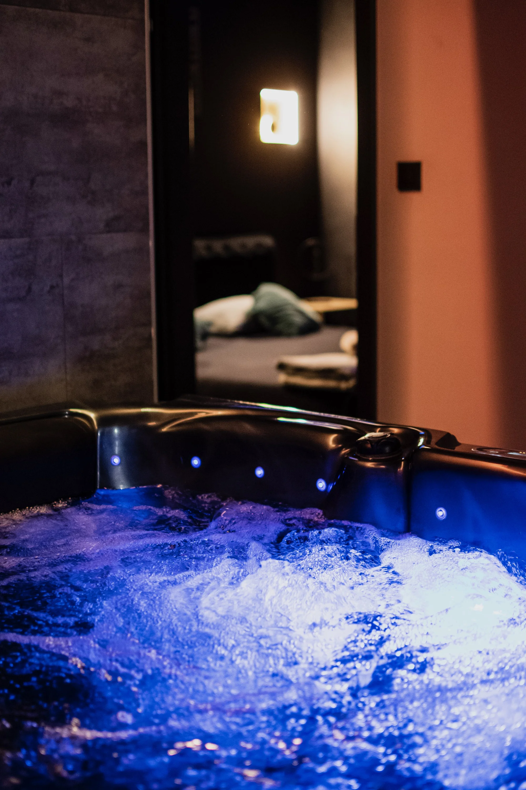Noc v privátním wellness apartmánu pro 2 osoby: vířivka, finská sauna i sekt