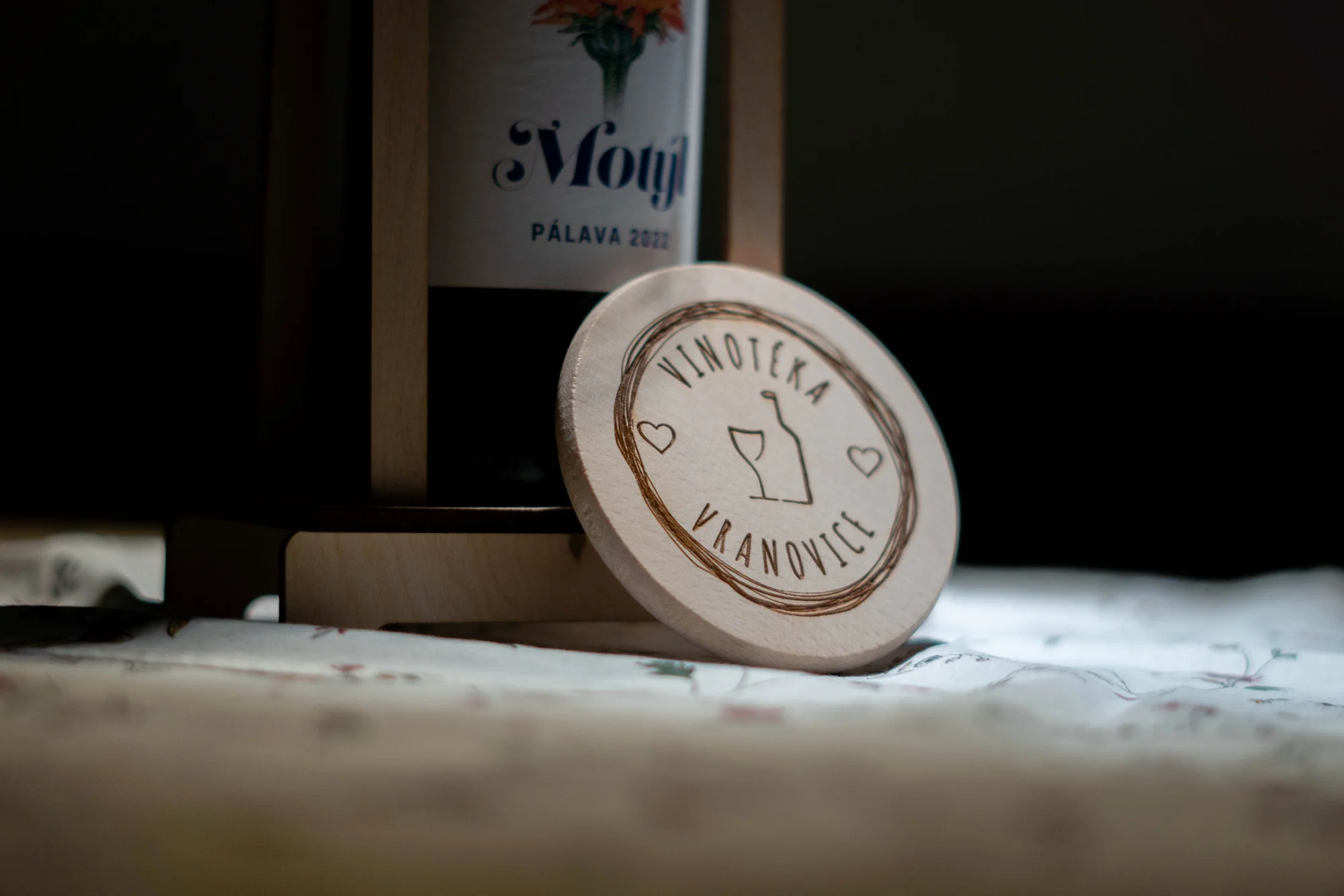Posezení ve vinárně vč. pohoštění: víno, klobásovo-sýrové prkénko i uzené mandle