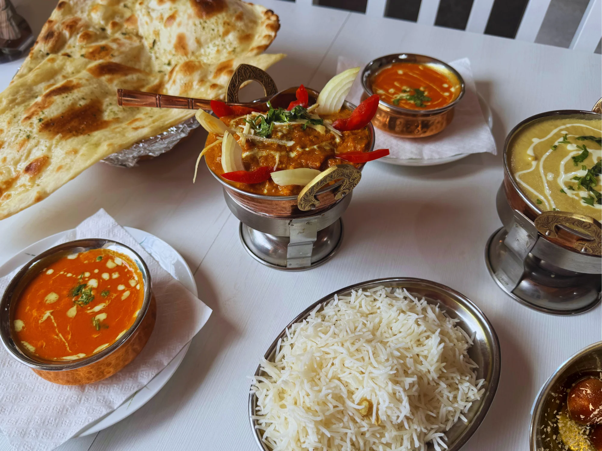 3chodové menu pro dva v nepálské restauraci Sargam: butter chicken, tikka masala i naan