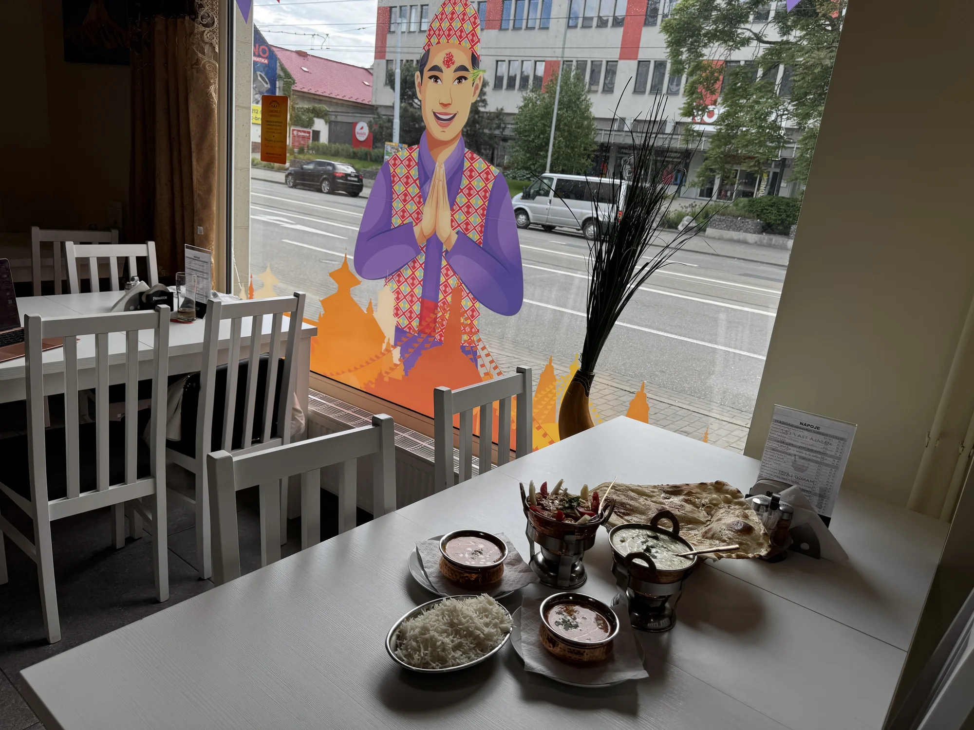 3chodové menu pro dva v nepálské restauraci Sargam: butter chicken, tikka masala i naan