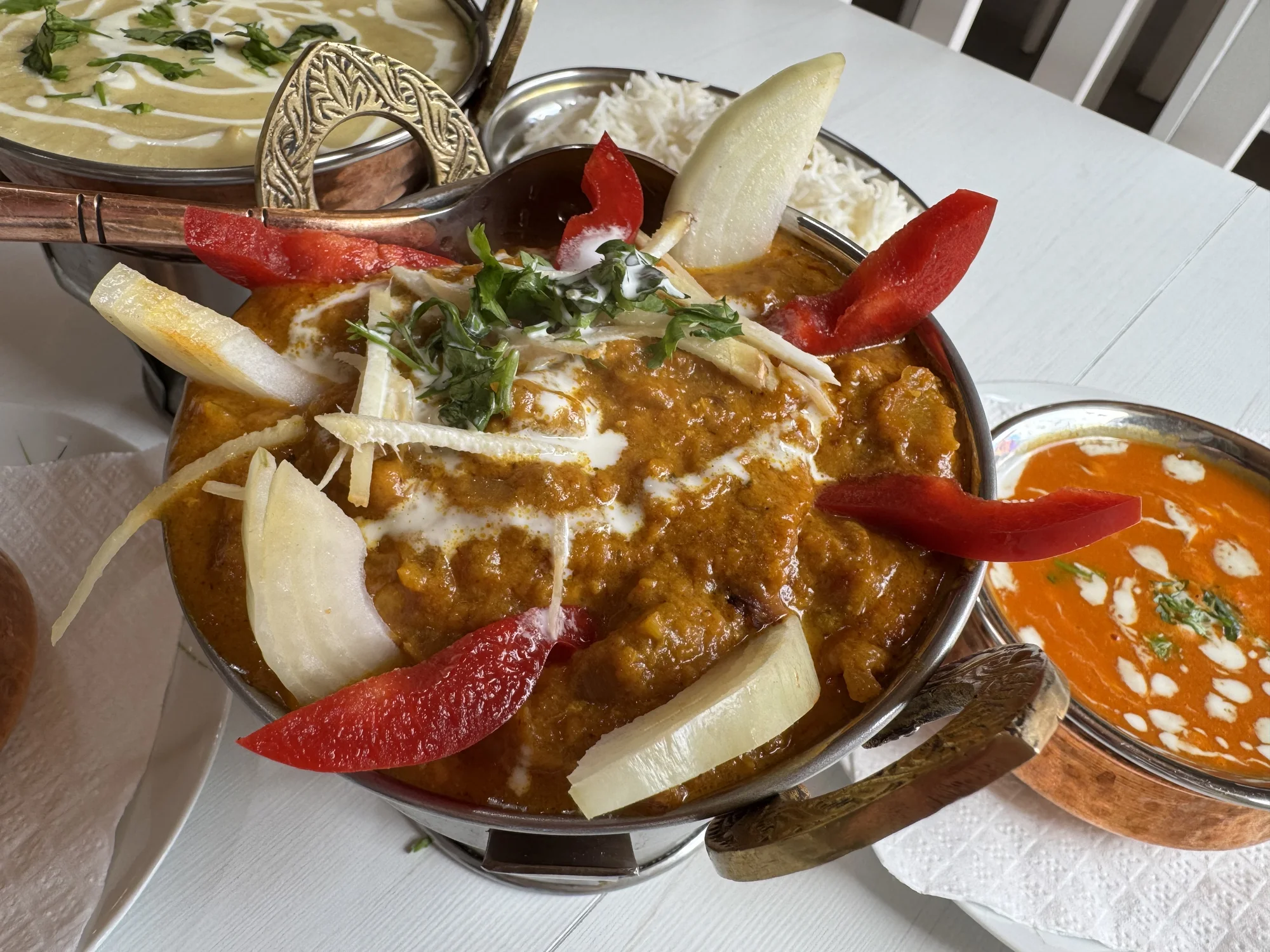 3chodové menu pro dva v nepálské restauraci Sargam: butter chicken, tikka masala i naan